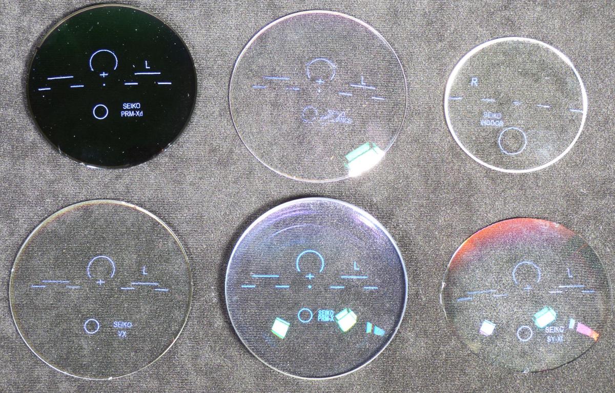 Organische Brillengläser aus Kunststoff, beide Flächen fertig bearbeitet, mit Markierungen, jeweils in Form eines rohrunden Mehrstärkenglases mit Korrektionswirkung, von der zum Einpassen in eine Brillenfassung verwendeten Art, sphärisch oder torisch, in den Brechungsindices 1,5; 1,60; 1,67; 1,74, in Durchmessern von 55 bis 70 mm, mit oder ohne Entspiegelung, weiß, getönt oder selbsttönend, wobei mindestens ein wesentliches Verfahren zur Herstellung von Korrektionsbrillen an den Gläsern noch vorzunehmen ist. Die Waren sind jeweils in einer etikettierten Tüte verpackt.
Zur äußeren Form siehe Abbildung in Anlage.

Die Ware wird als "organisches rohkantiges Brillenglas mit Korrektionswirkung, aus anderen Stoffen als Glas, beide Flächen fertig bearbeitet zur Beschichtung, Färbung, Randbearbeitung, Befestigung oder jedem anderen wesentlichen Verfahren zur Herstellung von Korrektionsbrillen" eingereiht.
