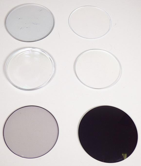 Organische Brillengläser aus Kunststoff, beide Flächen fertig bearbeitet, mit Markierungen für den Optiker, jeweils in Form eines rohrunden Einstärkenglases mit Korrektionswirkung, von der zum Einpassen in eine Brillenfassung verwendeten Art, sphärisch oder torisch, in den Brechungsindices 1,5; 1,60; 1,67; 1,74, in Durchmessern von 65 - 75 mm, mit oder ohne Entspiegelung, weiß, getönt oder selbsttönend, wobei mindestens ein wesentliches Verfahren zur Herstellung von Korrektionsbrillen an den Gläsern noch vorzunehmen ist. Die Waren sind jeweils in einer etikettierten Tüte verpackt.
Zur äußeren Form siehe Abbildung in Anlage.

Die Ware wird als "organisches rohkantiges Brillenglas mit Korrektionswirkung, aus anderen Stoffen als Glas, Einstärkenglas, beide Flächen fertig bearbeitet zur Beschichtung, Färbung, Randbearbeitung, Befestigung oder jedem anderen wesentlichen Verfahren zur Herstellung von Korrektionsbrillen" eingereiht.
