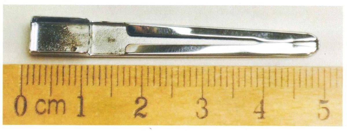 Es handelt sich bei dem sog. chrombeschichteten „Stahlclip“ um einen ca. 48,6 mm langen und 4 bis 5,8 mm breiten Clip aus unedlem Metall, zum Einhaken an den oberen Teil des Schaftes eines Kugelschreibers (kein Gegenstand der vZTA-Entscheidung). Die Ware stellt ein erkennbar hauptsächlich für einen Kugelschreiber bestimmtes Teil dar.

Das Erzeugnis ist als "Teil für einen Kugelschreiber, keine Schreibfeder oder Schreibfederspitze" einzureihen.