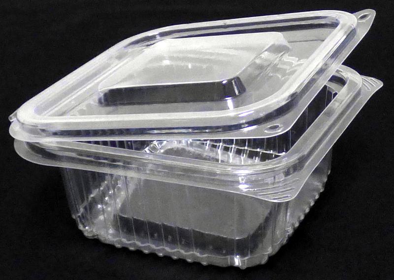 Nach den Antragsangaben sowie der vorgelegten Produktabbildung handelt es sich um eine Feinkostschale aus Polyethylenterephthalat (PET), einem Kunststoff im Sinne der Anmerkung 1 zu Kapitel 39.
Die durchsichtige, quadratische Schale (ca. L 13 x B 13 x H 5 cm) verfügt über einen passgenauen, klarsichtigen Stülpdeckel, der mit zwei Laschen zum Öffnen ausgestattet ist.
 
Derartige Waren dienen dem Verpacken und Transportieren von Lebensmitteln im Handel und sind für eine längere Verwendung nicht vorgesehen.

Zolltarifrechtlich handelt es sich um ein "Transport- und Verpackungsmittel aus Kunststoffen, Schachteln (einschließlich Dosen) und ähnliche Waren, andere als in den Codenummern 
3923 1010 00 0 bis 3923 1090 10 0 genannt".