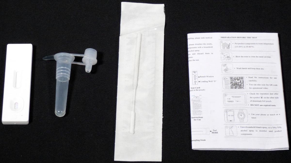 Angaben:
In-vitro-diagnostisches Antigen-Testkit zur Detektion von COVID-19. Selbsttest durch Nasalabstrich, in Aufmachung für den Einzelverkauf. Das Testkit besteht aus einer Testkarte, einem Wattestäbchen, einer Extraktionstube mit Flüssigkeit und einer Gebrauchsanweisung.

Befund:
Diagnostik- oder Laborreagenzien auf einem Träger, zubereitete Diagnostik- oder Laborreagenzien, auch auf einem Träger, auch in Sets aufgemacht, ausgenommen Waren der Position 3006; Diagnostik- oder Laborreagenzien auf einem Träger, zubereitete Diagnostik- oder Laborreagenzien, auch auf einem Träger, auch in Sets aufgemacht: andere: für SARS-CoV-Virusspezies.