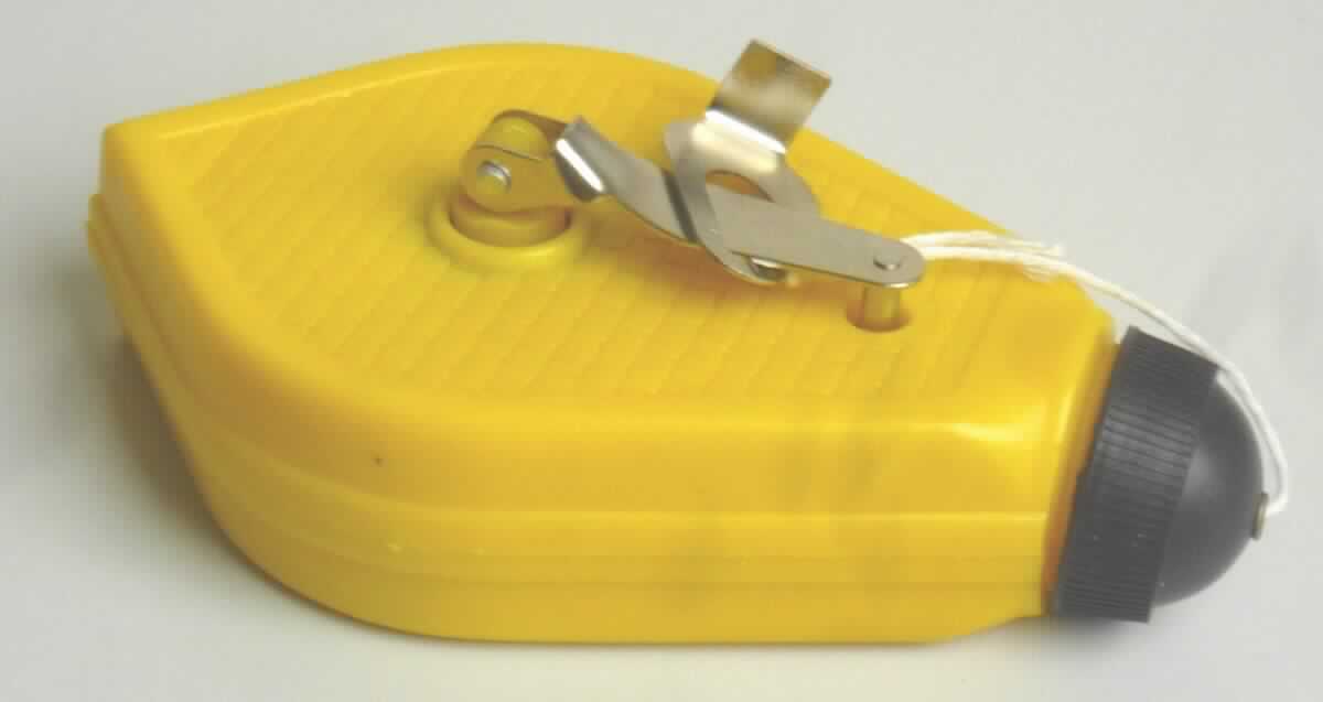 Sog. Schlagschnurgerät, im Wesentlichen bestehend aus einem ca. 13 x 7,5 x 2,9 cm großen Kunststoffgehäuse mit innenliegender Winde aus Kunststoff und Kurbel aus unedlem Metall. Am oberen Ende befindet sich eine Kunststoffkappe mit Schraubverschluss. Eine ca. 30m lange Schnur aus Garn ist auf die Winde aufgespult. Am Ende der Schnur befindet sich ein Senkgewicht / Raste aus unedlem Metall. Das Gehäuse ist mit zwei Metallschrauben fixiert. Die Ware ist in einem transparenten Kunststoffbeutel mit bedrucktem Etikett verpackt.
Zur äußeren Form siehe Abbildung in der Anlage.

Die Ware wird über die Öffnung am oberen Ende mit Kreide befüllt, welche die aus dem
Gehäuse zu ziehende Schnur einfärbt. Nach dem Spannen der Schnur zwischen zwei Punkten
wird durch mittiges Anheben und anschließendem Loslassen dieser die Kreide als
Markierung auf die zu markierende Oberfläche übertragen. 

Die Ware ist dazu bestimmt, Linien durch Anreißen zu markieren.

Die Ware wird als "Anreißgerät" eingereiht.