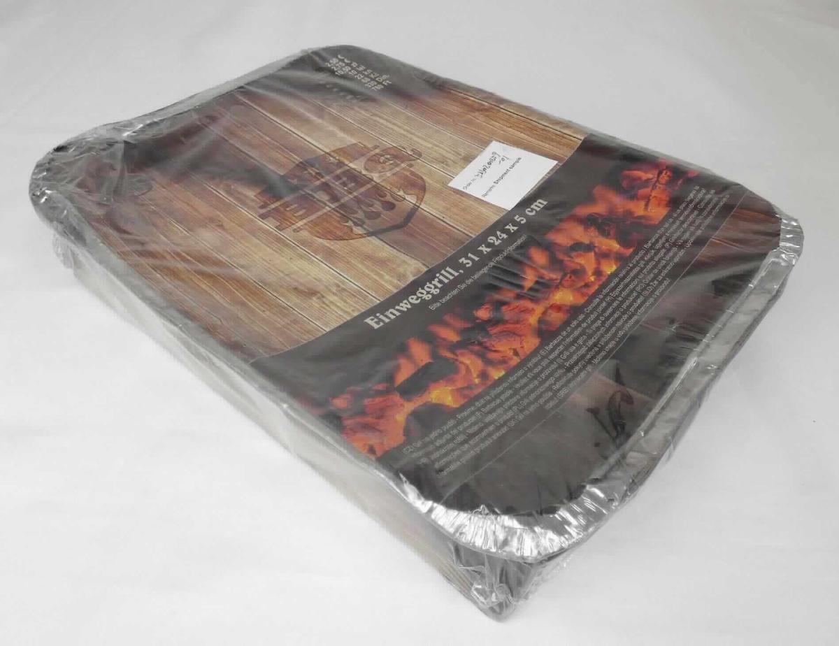 Es handelt sich um Warenzusammenstellungen, bestehend aus einem Grillrost und einem Gestell, jeweils aus Stahl, sowie einer Grillschale aus Aluminium, die mit Holzkohle in einem Papierbeutel und Anzündpapier gefüllt ist. Die Erzeugnisse können einmalig verwendet werden und dienen dem Grillen von Speisen. Die Erzeugnisse sind in einer schalenartigen Pappverpackung mit einem bedruckten Pappeinleger in einer Kunststofffolie verschweißt.
- Antragstellerangaben -

Abbildung siehe Anlage.

Der Charakter der für den Einzelverkauf aufgemachten Warenzusammenstellung wird insbesondere aufgrund der Bedeutung für die Verwendung durch die unedlen Metalle bestimmt. Stahl herrscht gewichtsmäßig gegenüber Aluminium vor.

Derartige Erzeugnisse gehören als "Grillgeräte aus Stahl, für Festbrennstoffe" zur Codenummer 7321 1900 00 0 des Zolltarifs.