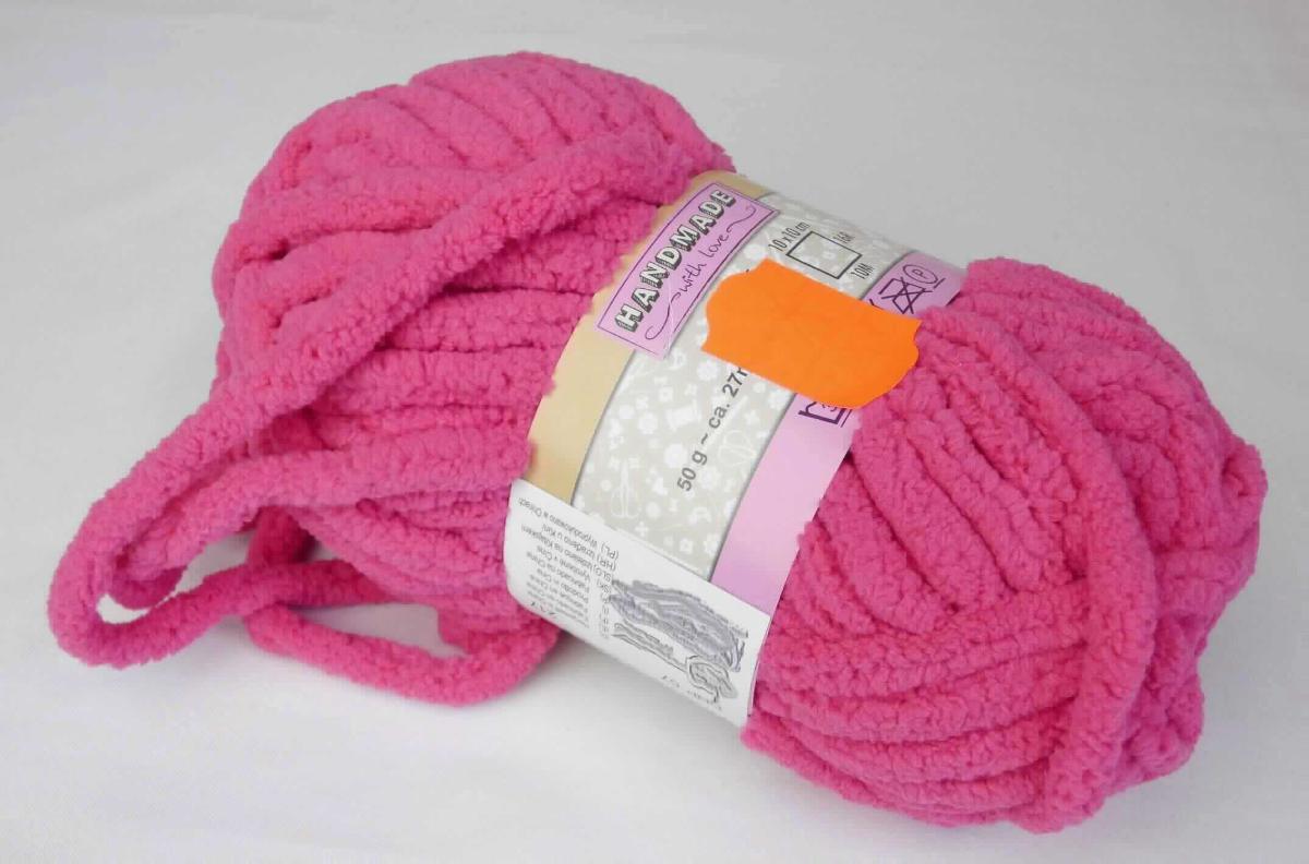 Chenillegarn, sog. Strickgarn Marie, Art. DNP 57 WGR 353, Foto siehe Anlage, 
- mit einer Pappbanderole versehen, 
- als Meterware im Knäuel, laut Antrag mit einer Länge von 150 m und einem Gewicht von 50 g, 
- laut Untersuchungsergebnis aus Wirkchenille aus synthetischen Spinnfasern (laut Antrag Polyester), 
- stellt sich als Chenillegarn dar, somit keine Ware der Position 5511.

"Chenillegarn"