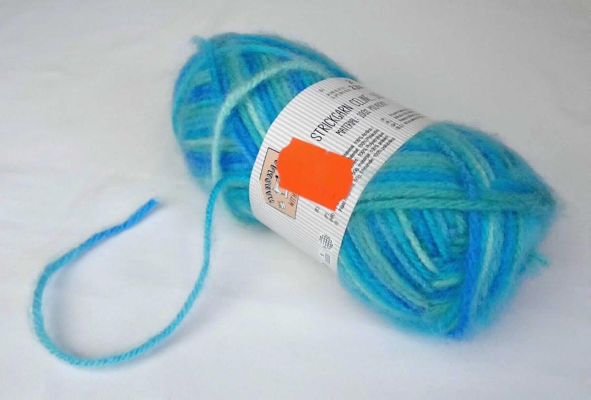 Strickgarn, sog. Strickgarn Celine, Art. DNP 84 WGR 353, Foto siehe Anlage, 
- mit einer Pappbanderole versehen, 
- als Meterware im Knäuel, laut Antrag mit einer Länge von ca. 88 m und einem Gewicht von ca. 50 g (in 
  Aufmachung für den Einzelverkauf), 
- laut Untersuchungsergebnis: 
- - gezwirnt, mit einer S-Drehung als letzte Drehung, u. a. damit kein Nähgarn, 
- - aus Spinnfasern aus laut Antrag 100 % Polyacryl (synthetische Spinnfasern), damit keine Ware der
    Unterposition 5511 20,
- - mit einem Titer von ca. 5.682 dtex, damit kein Bindfaden der Position 5607.

"Garne aus synthetischen Spinnfasern, kein Nähgarn, in Aufmachungen für den Einzelverkauf, mit einem Anteil an 
 synthetischen Spinnfasern von mehr als 85 GHT"