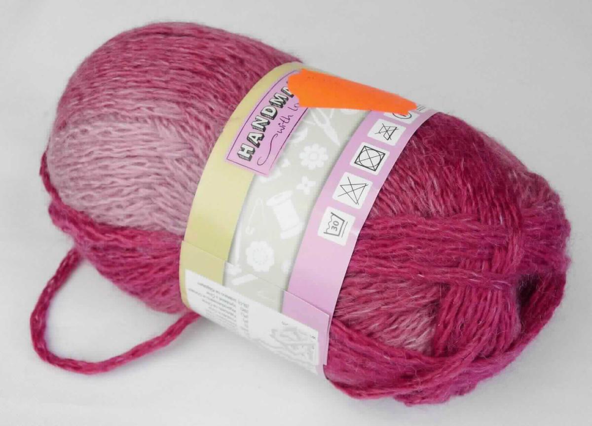 Maschengarn, sog. Strickgarn Pia, Art. DNP 77 WGR 353, Foto siehe Anlage, 
- mit einer Pappbanderole versehen, 
- als Meterware im Knäuel, laut Antrag mit einem Gewicht von ca. 50 g, 
- laut Untersuchungsergebnis: 
- - bestehend aus synthetischen Spinnfasern (laut Antrag 72 % Polyacryl, 10 % Polyamid; synthetische 
    Chemiefasern) und Wolle (laut Antrag 18 % Wolle), 
- - mit einer Maschenbreite von ca. 2 mm, 
- stellt sich als Maschengarn der Position 5606 dar, somit u. a. keine Ware der Position 5511.

"Maschengarn"