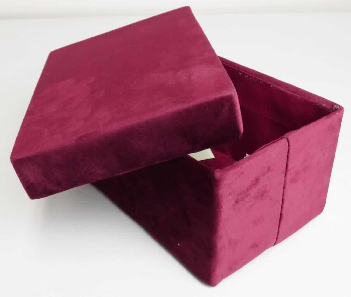 Es handelt sich um eine etwa 20,0 x 14,0 x 10,0 cm (L x B x H) große formstabile Schachtel aus rechteckigen Zuschnitten aus Wellpappe bzw. nicht gewellter Pappe zusammengeklept und aus Wellpappe mit Stülpdeckel aus nicht gewellter Pappe. Die Schachtel und der Deckel sind innenseitig mit einfarbigen Geweben aus Spinnstoffen ausgekleidet und außenseitig mit einfarbigen Samtgewirken überzogen. 

Abbildung siehe Anlage.

Derartige Waren gehören als "Schachteln und Kartons aus Wellpapier oder Wellpappe" zum TARIC-Code 4819 10 00 00, da es sich zolltarifrechtlich um eine aus verschiedenen Stoffen zusammengesetzte Ware handelt, deren wesentlicher Charakter nach der Bedeutung für die Verwendung durch den Korpus aus Wellpappe bestimmt wird.