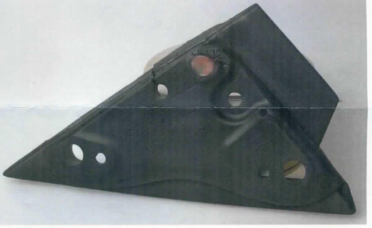 Es handelt sich um eine so genannte Fußdichtung aus geschäumten Kunststoffen im Sinne der Anmerkung 1 zu Kapitel 39. Die speziell geformte, annähernd dreieckige Ware (184 x 202,7 x 124,5 mm) ist mit diversen Bohrungen und Aussparungen versehen. 

Die Fußdichtung wird in Kraftfahrzeugaußenspiegel verbaut und dient als Wasserdichtung und Geräuschdämpfung zwischen Spiegel und Fahrzeugtür.

Eine Einreihung als Kraftfahrzeugteil in die Position 8708 scheidet aus, da Dichtungen aller Art gemäß Anmerkung  2 a) zu Abschnitt XVII vom Abschnitt ausgenommen sind. 

Derartige Erzeugnisse werden zolltariflich als "andere Ware aus Kunststoffen, andere als in den TARIC-Codes 3926 1000 00 bis 3926 9097 25 genannt" eingereiht.