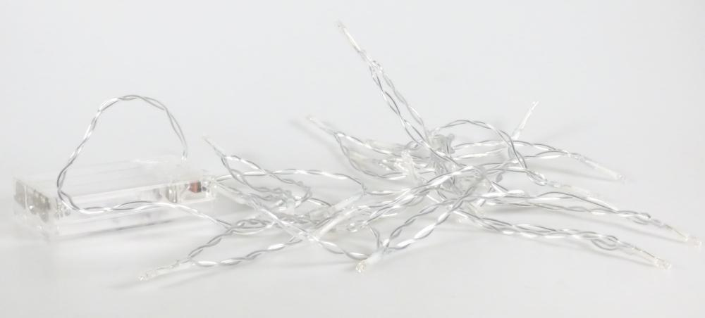 Bei der sog. Lichterkette mit 30 LEDs bunt, Art. 365901 handelt es sich um eine ca. 320 cm lange Lichterkette, bestehend aus einer gedrehten Girlande aus zwei mit farblosem Kunststoff isolierten elektrischen Kabeln mit 30 im Dauerlicht weiß leuchtenden LED-Lichtquellen, die im Abstand von ca. 10 cm auf einem kerzenähnlichen Schaft angebracht sind.
Die Lichterkette ist mit einer ca. 30 cm langen Zuleitung, einem Batteriefach und einem Ein-/Ausschalter ausgestattet.

Es handelt sich um eine Lichterkette, die hauptsächlich zum Schmücken eines Weihnachtsbaums bestimmt ist.

Das Erzeugnis ist als "elektrischer Beleuchtungskörper, anderweit weder genannt noch inbegriffen, Lichterkette von der für Weihnachtsbäume verwendeten Art, ausschließlich zur Verwendung mit LED-Lichtquellen bestimmt" einzureihen.