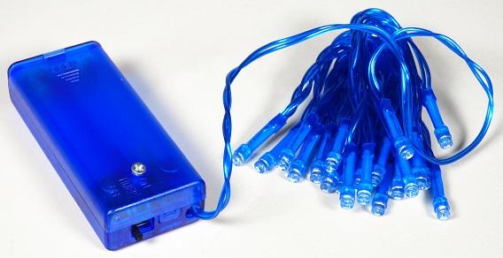 Bei der sog. LED-Lichterkette blau, Art. 349655 handelt es sich um eine ca. 215 cm lange Lichterkette, bestehend aus einer gedrehten Girlande aus zwei mit blauem Kunststoff isolierten elektrischen Kabeln mit 20 im Dauerlicht blau leuchtenden LED-Lichtquellen, die im Abstand von ca. 10 cm auf einem kerzenähnlichen Schaft angebracht sind.
Die Lichterkette ist mit einer ca. 25 cm langen Zuleitung, einem Batteriefach, einer Timerfunktion und einem Ein-/Ausschalter ausgestattet.

Das Erzeugnis ist auf einer Pappunterlage aufgeblistert.

Es handelt sich um eine Lichterkette, die hauptsächlich zum Schmücken eines Weihnachtsbaums bestimmt ist.

Das Erzeugnis ist als "elektrischer Beleuchtungskörper, anderweit weder genannt noch inbegriffen, Lichterkette von der für Weihnachtsbäume verwendeten Art, ausschließlich zur Verwendung mit LED-Lichtquellen bestimmt" einzureihen.