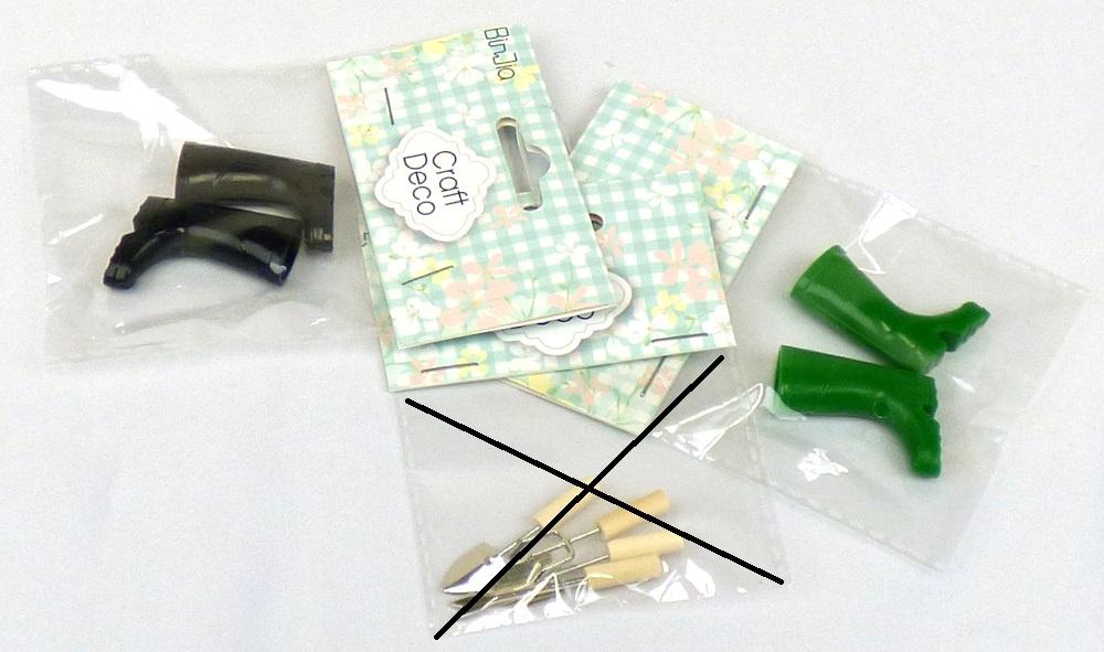 Bei den durch die Angaben der Antragstellerin und zwei Warenmuster veranschaulichten Erzeugnissen, sog. "Dekorationsset Gartenarbeit, Art. 358791", handelt es sich um stilisierte Nachbildungen von Gummistiefeln aus Kunststoffen im Sinne der Anmerkung 1 zu Kapitel 39.
Die ca. 3,5 cm hohen, ca. 1 cm breiten und ca. 2,5 cm tiefen Erzeugnisse weisen einen hohlen Schaft auf, sind im Fußbereich jedoch aus Vollkunststoff.
Die in den Farben grün oder schwarz hergestellten Gummistiefel dienen der Dekoration und sind paarweise in einem Polybeutel mit Pappschild für den Verkauf aufgemacht.

Derartige Waren werden zolltarifrechtlich als "andere Ware aus Kunststoff, Statuetten und andere Ziergegenstände" eingereiht.