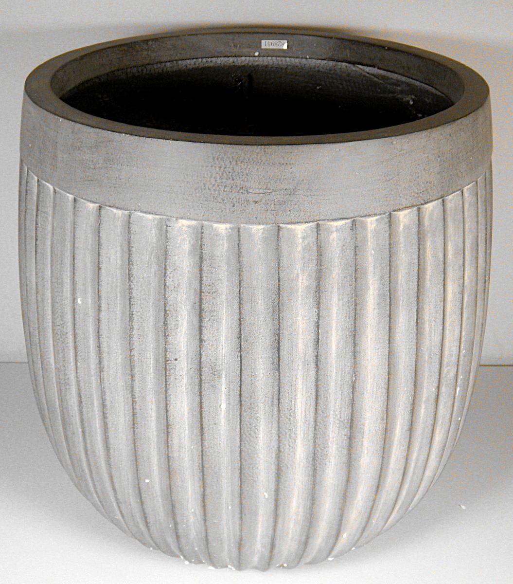 Angaben:
Pflanzengefäß "Laura"; verschiedene Größen; Material: Fibreclay.

Warenbeschaffenheit:
Runder Pflanztopf (Abmessungen: Ø ca. 38 cm, Höhe ca. 42 cm), grau-weiß bemalt, bestehend aus grauem, mit gelben Einschlüsen durchsetztem und mit einem Fasernetz verstärktem Material.

Befund:
Waren aus Zement, Beton oder Kunststein, auch bewehrt.