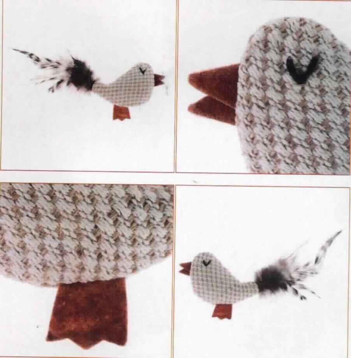 Ware aus Federn (Katzenspielzeug), sog. Katzenspielzeug Catnip Bird, Foto siehe Anlage,
- in Form einer zusammengesetzten Ware, bestehend aus: 
- - der Nachbildung eines Vogels aus Geweben aus Spinnstoffen,
- - - laut Antrag mit Catnip (Katzenminze) gefüllt,
- - - in den Abmessungen: ca. 6 cm (Länge) x 2,5 cm (Breite) x 4 cm (Höhe),
- - Vogelfedern mit einer Länge von bis zu ca. 9,5 cm, die als Schweif gebündelt an der Vogelfigur angebracht sind,
- die Spinnstoffe und die Federn sind sowohl im Hinblick auf den Umfang als auch in Bezug auf die Verwen-
  dung als Katzenspielzeug gleichbedeutend; die Ware stellt sich damit gleichermaßen als Ware aus Spinnstoffen
  (Gewirken) und als Ware aus Federn dar, somit kann keinem der Stoffe (Spinnstoff / Federn) eine charakterbe-
  stimmende Eigenschaft zuerkannt werden und die Ware ist der von den gleichermaßen in Betracht kommenden
  Positionen (6307 und 6701) in der Nomenklatur zuletzt genannten Position zuzuweisen, 
- keine Einreihung als Spielzeug in die Position 9503, da aufgrund der Aufmachung, der Form und des verwen-
  deten Materials erkennbar ausschließlich für Tiere bestimmt, 
- an einem bunt bedruckten Pappetikett befestigt.

"Ware aus Federn"