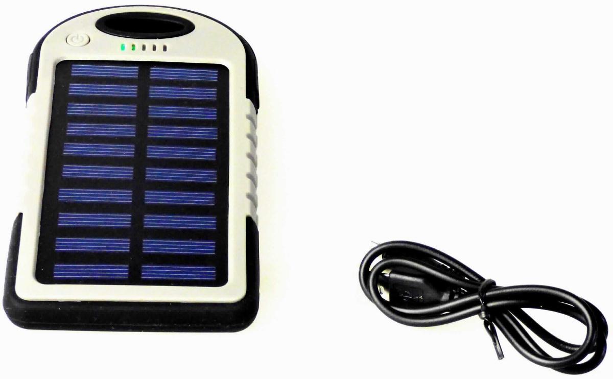 Powerbank Solar 5000 mAh (Art.-Nr. 14177408), 
- Powerbank aus Kunststoff (Abmessung: 7,62 x 1,52 x 14,73 cm, Gewicht: 147g) mit Solarzelle 
  aus Silizium (die Solarzelle hat eine Leistung von 1,2 Watt) und 3 USB-Anschlüssen 
  (2x USB-A-Anschluss + 1x Micro-USB-Anschluss) sowie integrierter Taschenlampe,
- mit einer Kapazität mit 5000 mAh,
- Gleichstromgenerator mit Eingangsgleichspannung von 5V und Ausgangsgleichspannung von 5V,
- besitzt 5 Ladeanzeigelampen und 1 weiße LED für die Taschenlampe,
- Multifunktionsgerät zur abwechselnden Verwendung als Solargenerator (= Solarzelle + Ladelektronik + Akku)
  zur Umwandlung von Sonnenlicht/-energie in elektrischen Strom und zum Aufladen von externen, 
  tragbaren elektronischen Geräten (z.B. Mobiltelefone, Spielgeräte uvm.) auch über die USB-Schnittstellen
  oder als tragbare elektrische Leuchte mit eigener Stromquelle.
Die kennzeichnende Hauptfunktion ist das Umwandeln von Sonnenlicht in elektrischen Strom zum Aufladen von elektronischen Geräten als Solargenerator.

Powerbank in Warenzusammenstellung mit einem nicht charakterbestimmenden Micro-USB-Ladekabel (Pos. 8544) aufgemacht.

Die Ware ist als "Elektrischer Generator, Gleichstromgenerator, mit einer Leistung von 750W oder weniger, 
anderer als in Codenummern 8501 3100 10 0 bis 8501 3100 75 0 erfasst, sog. Powerbank" einzureihen.