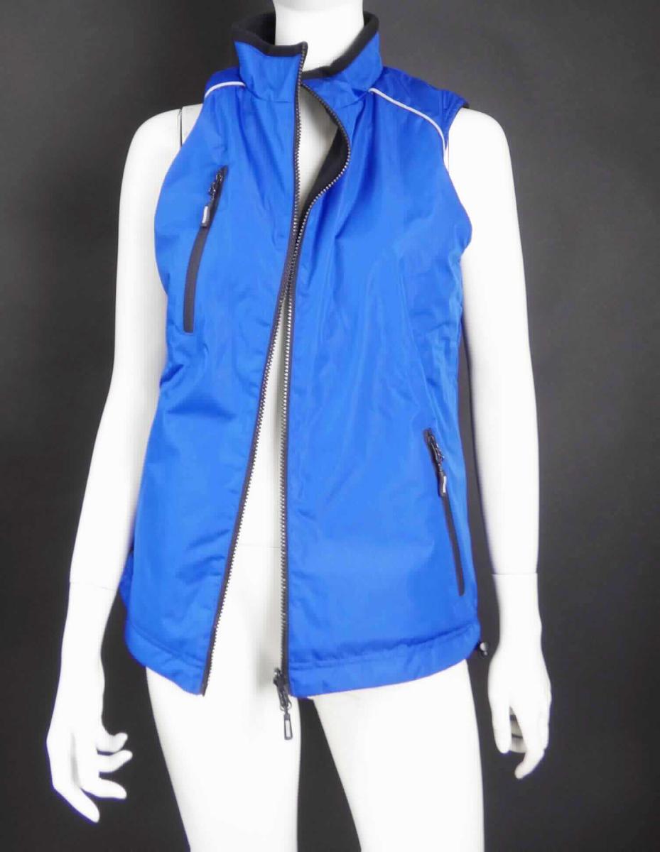 Weste, sog. Women's Reversible Vest, Art. 7205, Größe M, Foto siehe Anlage,
- in einem Polybeutel verpackt,
- aus ca. 0,2 mm dicken, einfarbigen, einseitig (Innenseite) mit Kunststoff (kein Zellkunststoff) überzogenen 
  Geweben der Position 5903 aus lt. Antrag 100 % Polyester (synthetische Chemiefasern, wegen der 
  verwendeten Flächenerzeugnisse keine Ware der Position 6211),
- über die Taille reichend (Rückenlänge: ca. 68 cm),
- durchgehend gefüttert,
- mit einem Stehkragen,
- vorn mit einer durchgehenden Öffnung mit Reißverschluss, 
- ohne Hinweise auf den Trägerkreis (unisex),
- ärmellos,
- mit einer eingesetzten Brusttasche sowie mit zwei eingesetzten Taschen unterhalb der Taille; alle mit 
  Reißverschluss zu schließen,
- mit schmalen, reflektierenden Streifen ausgestattet,
- am unteren Rand mit einem zu verengenden Tunnelzug.

"Kleidung (Weste) aus Erzeugnissen der Position 5903, aus Geweben, für Frauen"