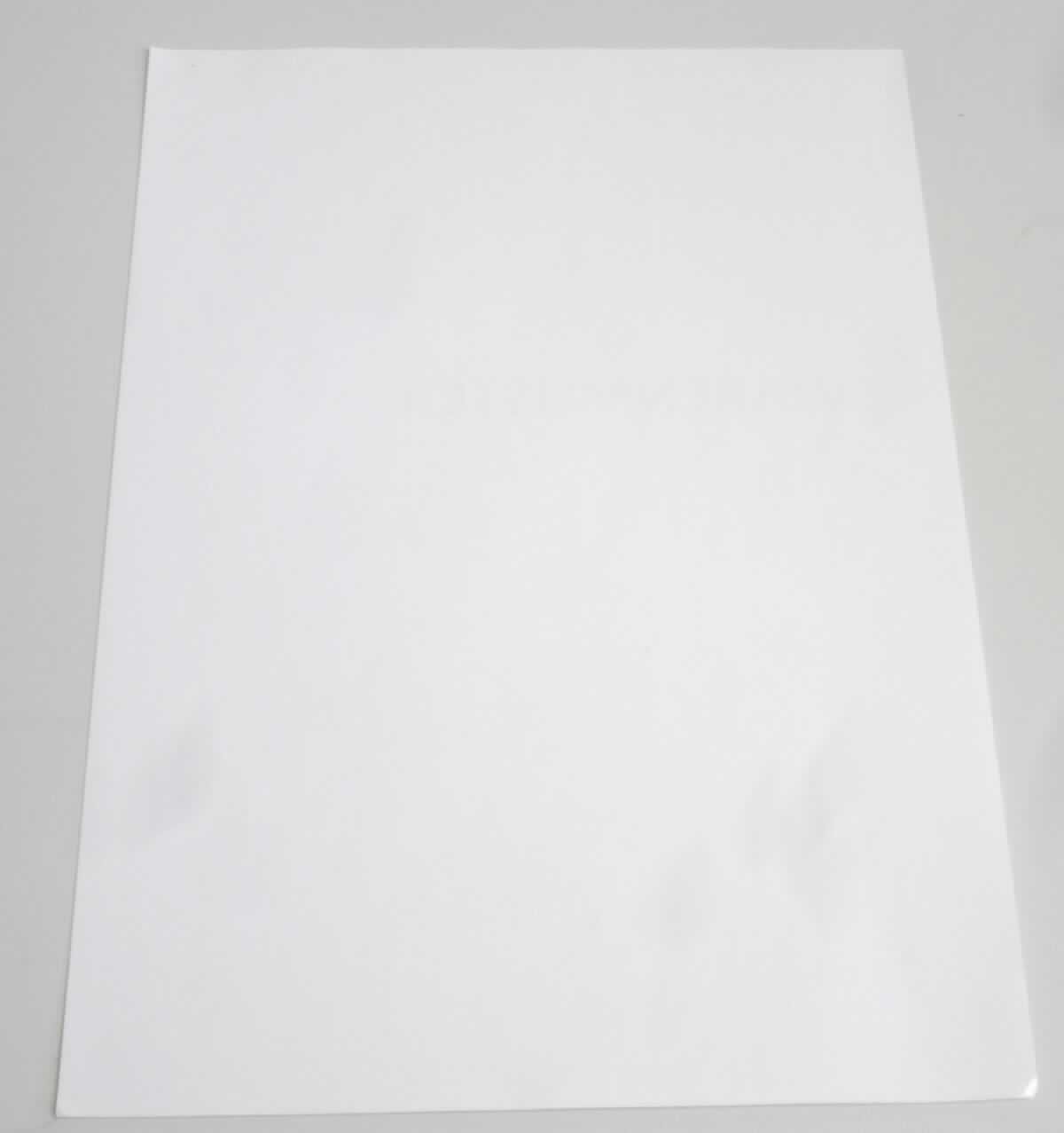 Bei den vorliegenden Warenmustern handelt es sich um Papierbögen des Formats DIN A4, die auf der einen Seite mit Hilfe des sog. Gussstreichverfahrens einen Oberflächenglanz erhalten haben. Die Rückseite der Bögen sind selbstklebend ausgerüstet und mit einem Schutzpapier abgedeckt. Die Bögen sind zum Bedrucken mit Kopierern sowie mit Farblaser- und Schwarz-Weiß-Laserdruckern bestimmt und zu jeweils 10, 20, 50 oder 100 Blatt verpackt. 

Abbildung siehe Anlage.

Derartige Waren gehören als "Papiere und Pappen, gestrichen, in rechteckigen Bogen, jeder Größe, ausgenommen Waren von der in der Position 4803, 4809, 4810 oder 4818 beschriebenen Art, mit Klebeschicht versehen, selbstklebend, mit einer Breite von mehr als 10 cm" zum TARIC-Code 4811 41 90 00.
