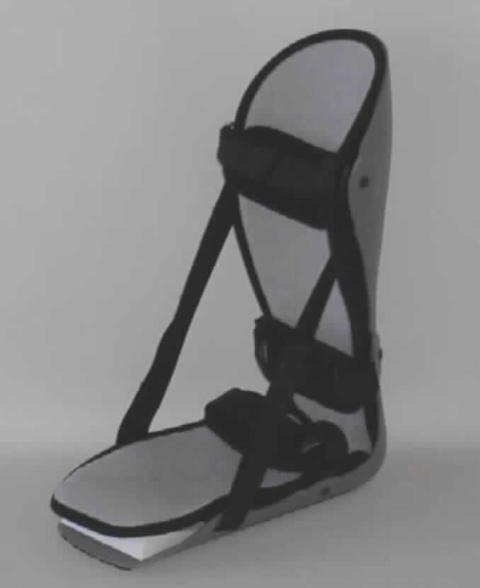 Lagerungsschiene, sog. Plantar Fasciitis Night Splint, in Form einer breiten gewinkelten, thermoplastisch verformbaren, dorsalen Kunststoffhalbschale mit seitlich hochgezogenem Rand und frotteebezogener Polstereinlage zur Aufnahme von Unterschenkel und Fuß. Mittels drei gepolsterter Klettgurte über Unterschenkel, Sprunggelenk und Fuß wird die Vorrichtung am Bein des Patienten fixiert. Durch zwei an den Seiten diagonal verlaufende Klettzügel kann der Grad der Dorsiflexion des Fußes eingestellt werden, um eine Streckung von Sehnen und Faszie zu erreichen. Dies kann durch Einsetzen eines beigefügten Zehenkeils aus Styropor noch verstärkt werden. 
Äußere Form: siehe Abbildung in der Anlage.
Die Schiene dient hauptsächlich der Ruhigstellung und Lagerung des Unterschenkels und des Fußes in gelenkschonender Stellung nach Trauma oder Operation (z.B. im Achillessehnenbereich) oder im Rahmen der konservativen Behandlung einer plantaren Fasziitis. Zusätzlich kann durch die gedehnte Lagerung eine Spitzfußprophylaxe bzw. leichte Spitzfußkorrektur bewirkt werden. Die Schiene ist zur Verwendung in Ruhe, vorzugsweise in Hochlagerung, vorgesehen. Sie ist mit Gebrauchsanleitung in einem Poly-Beutel verpackt.

Die Ware wird als "Vorrichtung zum Behandeln von Knochenbrüchen (einschließlich Verrenkungen und Gelenkverletzungen)" eingereiht.