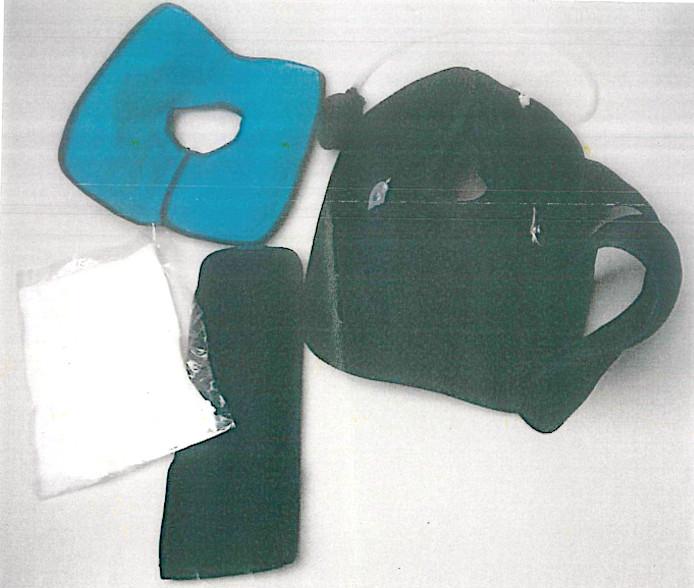 Knieorthese, in Form einer Warenzusammenstellung in Aufmachung für den Einzelverkauf, im Wesentlichen bestehend aus einer Knieorthese aus einer spezifischen, anatomisch dem Beinangepassten Kniemanschette aus unelastischem Spinnstoffmaterial im Wrap-Design mit einer Aussparung für die Patella, mit integrierter, aufblasbarer Luftkammer zur individuell einstellbaren Kompression sowie zwei seitlich in Taschen eingenähten flachen Führungsschienen aus Aluminium, welche jeweils ein polyzentrisches Gelenk ohne Flexions- oder Extensionsbegrenzung besitzen. Nur in der 0°- Streckung ist ein Anschlag gegeben. Die Manschette umfasst Ober- und Unterschenkel und wird mit zwei Klettgurten fixiert. Der Knieorthese mit integrierter Luftkammer (charakterbestimmend im Hinblick auf die Bedeutung für die Verwendung) liegen zwei einklettbare, manschettenartige Gelpacks mit Patella-Aussparung zur optionalen Kältetherapie, zwei Verlängerungsgurte aus Spinnstoffen mit Klettverschluss, ein handbetriebener Blasebalg mit Schlauch und Anschlussstück sowie ein weißer, schlauchartiger Unterziehstrumpf aus Spinnstoff bei. Äußere Form: siehe Abbildung in der Anlage. Die Orthese kombiniert ein Stützen und Halten durch die pneumatisch einstellbare Kompression sowie Kälte-/Kryotherapie durch das Gel-Pack. Sie stabilisiert und unterstützt die physiologische Führung des Kniegelenks, u. a. bei leichteren bis mittleren Instabilitäten des Kniegelenks; zur Nachsorge von arthroskopischen Eingriffen am Knie oder bei chronischen, postoperativen und posttraumatischen Reizzuständen. 
Alle Bestandteile der Warenzusammenstellung sind gemeinsam mit einer Gebrauchsanleitung in einer Faltschachtel verpackt. 

Die Ware wird als "orthopädische Vorrichtung für Menschen" eingereiht.