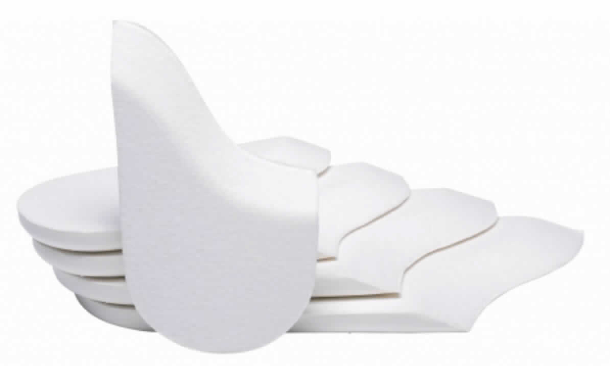 Fersenkeil-Set, sog. Heel Wedge, Art-Nr. 01K-x, im Wesentlich bestehend aus fünf abgestuften, einseitig wellenförmigen und anatomisch geformten Keilen aus aufgeschäumtem, stabilen Kunststoff. An der Unterseite besitzen die Keile je zwei Klebepads. Die Fersenkeile haben folgende Abmessungen (jeweils Länge x mittige Breite): ca. 21 x 9,9 cm, 19 x 9,5cm, 17 x 8,1 cm, 15 x 7,8 cm und 13 x 7,5 cm.
Äußere Form: siehe Abbildung in der Anlage.
Es können bis zu drei der Keile zum Einlegen in den Fersenbereich einer Unterschenkel-Fuß-Orthese (sog. Walker) übereinandergelegt werden, um den richtigen Fersenwinkel herzustellen. Drei Keile bilden einen Winkel von 22 Grad, zwei Keile einen 16-Grad-Winkel und ein Keil besitzt einen Winkel von 10 Grad.
Die Ware dient der Einrichtung der Spitzfußstellung und ermöglicht eine gezielte Reduzierung der Fersenhöhe durch Entfernen einzelner Fersenkeile, z. B. nach Achillessehnenruptur.
Das Set ist mit einer Gebrauchsanleitung in einem Kunststoffbeutel verpackt.

Die Ware wird als "Zubehör, erkennbar hauptsächlich für eine Vorrichtung zum Behandeln von Knochenbrüchen (einschließlich Verrenkungen und Gelenkverletzungen)" eingereiht.