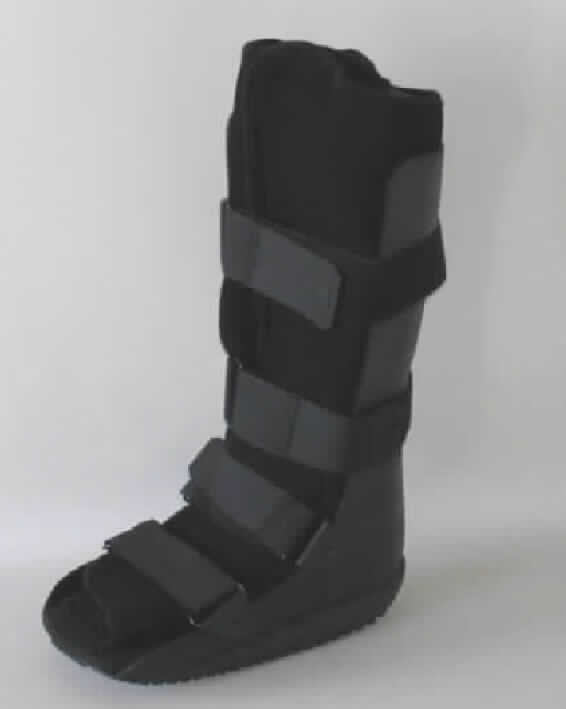 Unterschenkel-Fuß-Orthese, sog. Nextep Contour2 Walker, in Form einer stiefelähnlichen, ca. 35 cm hohen, den gesamten Unterschenkel und den Fuß (Zehenbereich offen) bedeckenden Halbschale aus Kunststoff, die in eine gepolsterte Gehsohle mit speziell geformter Abrollsohle übergeht sowie einem herausnehmbaren Innenstiefel aus spinnstoffüberzogenem Schaumstoff. Die Kunststoffhalbschale ist mit einem Klettband versehen, an dem der Innenstiefel befestigt wird. Der Walker wird mit vier Klettverschlussbändern mit Umkehrschlaufen am Unterschenkel und Fuß befestigt. 
Äußere Form: siehe Abbildung in der Anlage.
Die Vorrichtung dient der Ruhigstellung des Fuß- und Sprunggelenkbereichs und wird insbesondere zur Behandlung von akuten Sprunggelenksverstauchungen, Unterschenkel-Ermüdungsfrakturen, Unterschenkel-Weichteilverletzungen sowie stabilen Fuß- und Sprunggelenkfrakturen eingesetzt.

Die Ware, welche in einem Polybeutel verpackt und ggf. in einem Karton umverpackt ist, wird als "Vorrichtung zum Behandeln von Knochenbrüchen (einschließlich Verrenkungen und Gelenkverletzungen)" eingereiht.