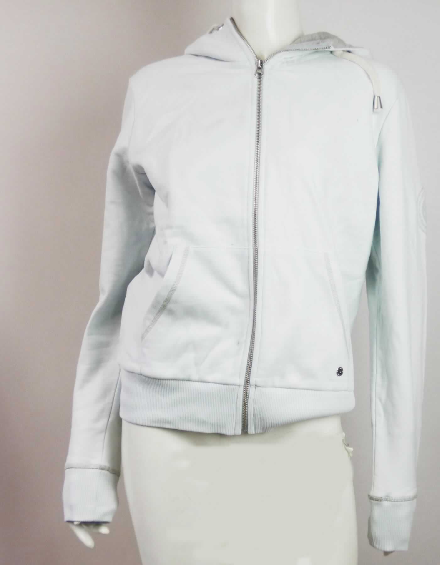 Blouson, Größe S, Foto siehe Anlage,
- aus ca. 1,1 mm dicken, einfarbigen, einseitig (Innenseite) gerauten Gewirken aus laut Antrag 65 % Baumwolle
  und 35 % Polyester (synthetische Chemiefasern),  
- über die Taille reichend (Rückenlänge: ca. 62 cm),
- mit einer angesetzten, gefütterten Kapuze mit Tunnelzug,
- vorn mit einer durchgehenden Öffnung mit Reißverschluss, 
- ohne Hinweise auf den Trägerkreis (unisex), 
- mit langen Ärmeln, die über den unteren Rand des Kleidungsstücks hinausreichen; an den Ärmelenden mit 
  gerippt gewirkten Bündchen verengt,
- mit zwei aufgesetzten, offenen Taschen (sog. Kängurutaschen) unterhalb der Taille,
- am unteren Rand mit einem angesetzten, gerippt gewirkten, verengenden Bund.

"Blouson, aus Gewirken, für Frauen, aus Baumwolle"