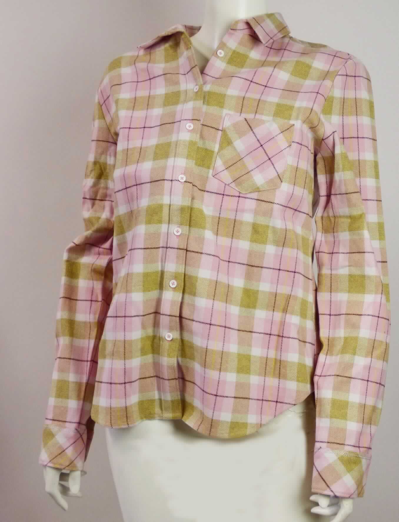 Hemdbluse, Größe S, Foto siehe Anlage,
- aus ca. 0,7 mm dicken, buntgewebten, einseitig (Außenseite) gerauten Geweben aus laut Antrag 
  60 % Baumwolle und 40 % Polyester (synthetische Chemiefasern),
- über den Schritt reichend (Rückenlänge: ca. 72 cm), 
- mit Umlegekragen,
- vorn mit einer durchgehenden Öffnung mit Knopfverschluss von rechts über links (Frauenkleidung),
- mit langen Ärmeln, an den Ärmelenden mit manschettenartigen Abschlüssen,
- mit einer aufgesetzten Brusttasche,
- am unteren Rand abgerundet gearbeitet und durch Umschlagen und Festnähen gesäumt,
- den Hemden für Männer entsprechend zugeschnitten.

"Hemdbluse, aus Geweben, für Frauen, aus Baumwolle, nicht nach dem Batik-Verfahren handbedruckt"