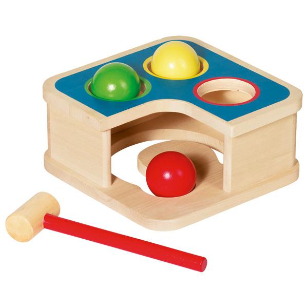 Nach den Angaben der Antragstellerin handelt es sich um Spielzeug "Artikel 58864 - Hammerbank und Kugelbahn" in Zusammenstellung, bestehend aus
- einem Spielzeug mit zwei Funktionen,
- mit den max. Abmessungen von etwa 18,0 cm x 18,0 cm x 8,5 cm,
- aus Holz gefertigt,
- auf der einen Seite in Form einer sog. "Hammerbank" gestaltet,
-- mit drei kreisförmigen Aussparungen, jeweils mit einem eingesetzten Ring aus Kunststoffen mit
    vier herausragenden Nasen ausgestattet,
- auf der anderen Seite in Form einer sog. "Kugelbahn" gestaltet,
-- mit einem "Labyrinth" aus einer kreisförmigen und einer daran anschließenden C-förmigen
    Aussparung,
- drei farbig (rot, gelb und grün) gestalteten Kugeln,
-- mit einem Durchmesser von etwa 4,7 cm,
-- aus Holz gefertigt,
- der Nachbildung eines Hammers,
-- mit den max. Abmessungen von etwa 17,5 cm x 5 cm x 3 cm,
-- aus Holz gefertigt,
-- mit einem Griff und einem zylinderförmigen Hammerkopf,
- dient der spielerischen Unterhaltung vor allem von Kindern,
- in einem farbig bedruckten Pappkarton für den Einzelverkauf aufgemacht.

Die Ware dient als Kugelbahn, indem die Kugel auf das Labyrinth gelegt wird, auf der C-förmigen Aussparung entlangrollt und durch die kreisförmige Aussparung nach unten fällt. Dreht man die Ware um, so können die Kugeln mit Hilfe des Hammers durch die runden Aussparungen getrieben werden.

Die Ware ist zolltariflich als "Spielzeug, aufgemacht in einer Zusammenstellung" einzureihen.