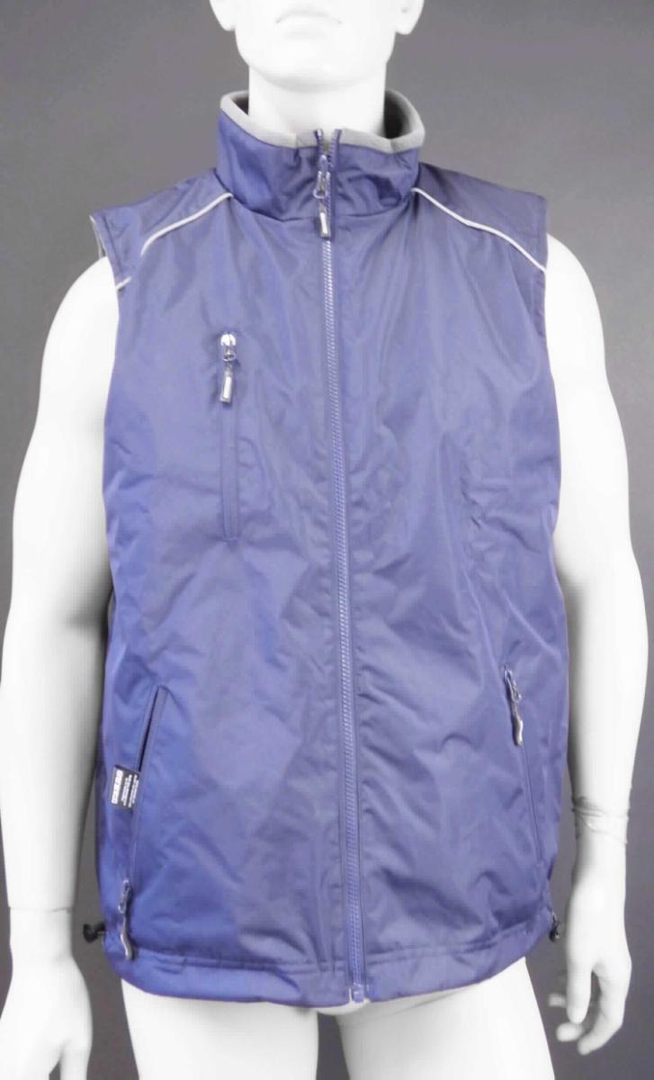 Weste, sog. Men's Reversible Vest, Art. 7200, Größe M, Foto siehe Anlage,
- in einem Polybeutel verpackt,
- aus ca. 0,2 mm dicken, einfarbigen, einseitig (Innenseite) mit Kunststoff (kein Zellkunststoff) überzogenen 
  Geweben der Position 5903 aus lt. Antrag 100 % Polyester (synthetische Chemiefasern, wegen der 
  verwendeten Flächenerzeugnisse keine Ware der Position 6211),
- über den Schritt reichend (Rückenlänge: ca. 75 cm),
- durchgehend gefüttert,
- mit einem Stehkragen,
- vorn mit einer durchgehenden Öffnung mit Reißverschluss, 
- ohne Hinweise auf den Trägerkreis (unisex, somit keine Männerkleidung),
- ärmellos,
- mit einer eingesetzten Brusttasche sowie mit zwei eingesetzten Taschen unterhalb der Taille; alle mit 
  Reißverschluss zu schließen,
- mit schmalen, reflektierenden Streifen ausgestattet,
- am unteren Rand mit einem zu verengenden Tunnelzug.

"Kleidung (Weste) aus Erzeugnissen der Position 5903, aus Geweben, für Frauen"
