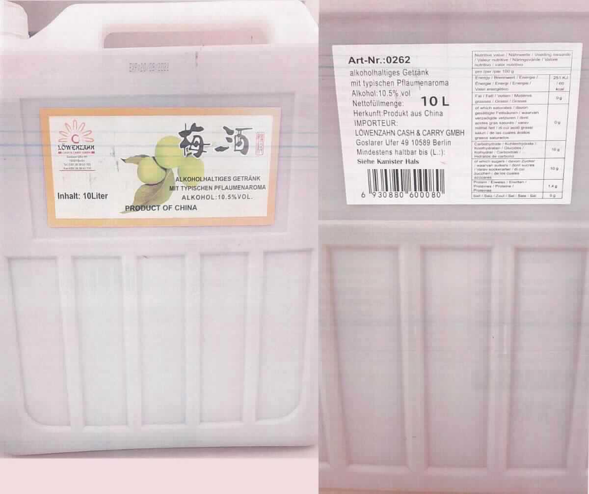 Pflaumenwein.

Antragsangaben (als zutreffend unterstellt): Pflaumenwein; Alkoholgehalt: 10,5 %vol; Handelseinheit: 10 l-Kanister. Der in der Ware enthaltene Alkohol ist ausschließlich durch Gärung entstanden. Zur Zusammensetzung der Ware wurden vertrauliche Angaben vorgelegt.

Beschaffenheit der vorgelegten Warenprobe: hellbraune, klare, unmittelbar trinkbare Flüssigkeit; Geschmack: süß, säuerlich, alkoholisch und nach Pflaume; Umschließung: weißer, halbtransparenter, etikettierter 10 l-Kunststoffkanister mit Schraubverschluss; Etikettaufdruck (auszugsweise): "Alkoholhaltiges Getränk mit typischen Pflaumenaroma". 

Anderes gegorenes Getränk, nicht schäumend, in Behältnissen mit einem Inhalt von mehr als 2 l, anderes als Apfel- oder Birnenwein.