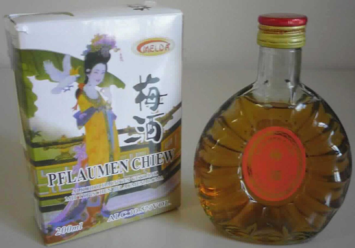 Pflaumenwein.

Antragsangaben (als zutreffend unterstellt): Pflaumenwein; Alkoholgehalt: 10,5 %vol; Handelseinheit: 0,2 l-Flasche. Der in der Ware enthaltene Alkohol ist ausschließlich durch Gärung entstanden. Zur Zusammensetzung der Ware wurden vertrauliche Angaben vorgelegt.

Beschaffenheit der vorgelegten Warenprobe: hellbraune, klare, unmittelbar trinkbare Flüssigkeit; Geschmack: süß, säuerlich, alkoholisch und nach Pflaume; Umschließung: farblose, etikettierte 0,2-Glasflasche mit Schraubverschluss, verpackt in einer bunt bedruckten Faltschachtel; Verpackungsaufdruck (auszugsweise): "Pflaumen Chiew; alkoholhaltiges Getränk mit typischen Pflaumenaroma". 

Anderes gegorenes Getränk, nicht schäumend, in Behältnissen mit einem Inhalt von 2 l oder weniger, anderes als Apfel- oder Birnenwein.