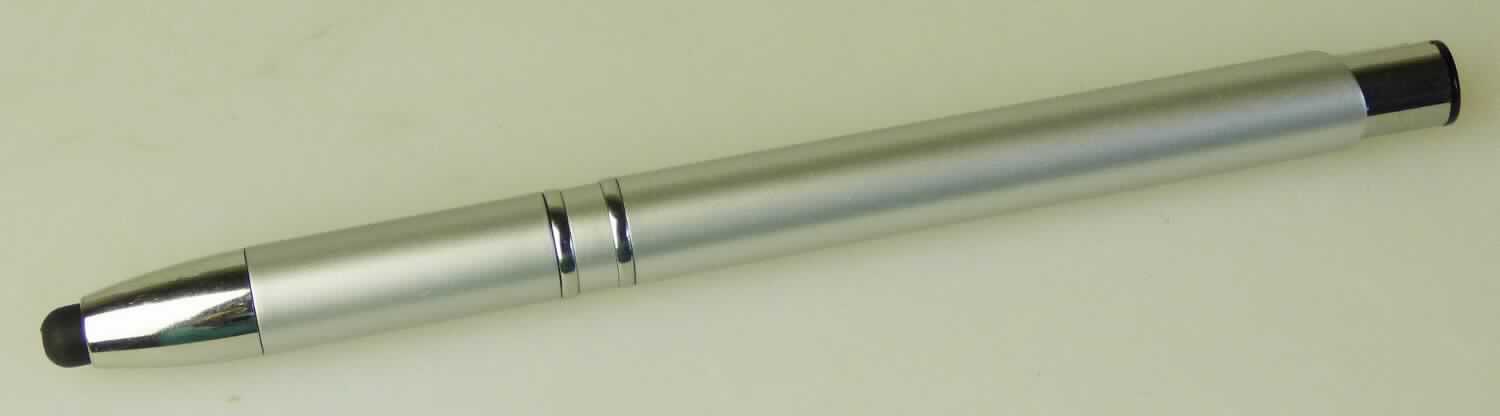 Bei dem sog. "Kugelschreiber TouchPen neutral, Art.Nr. 0900741" handelt es sich um eine ca. 14 cm lange, aus verschiedenen Bestandteilen zusammengesetzte Ware in Form eines Kugelschreibers mit Touchpen, bestehend aus:

- einem aufschraubbaren Kugelschreibergehäuse aus ABS-Plastik (silbergrau), mit einer auswechselbaren Mine mit blauer Schreibfarbe (keine flüssige Tinte) mit Schreibkugel und
- einer an der Schreibseite des Gehäuses befindlichen, elastischen Halbkugel aus Kunststoff, die der Bedienung von kapazitiven Displays dient.
Die Kugelschreibermine kann durch enstprechende Bedienelemente ein- und ausgefahren werden.

Der Kugelschreiber bestimmt im Hinblick auf den Umfang und die Bedeutung für die Verwendung den Charakter der zusammengesetzten Ware.

Die Ware ist als "Kugelschreiber, nicht mit flüssiger Tinte, mit auswechselbarer Mine" einzureihen.