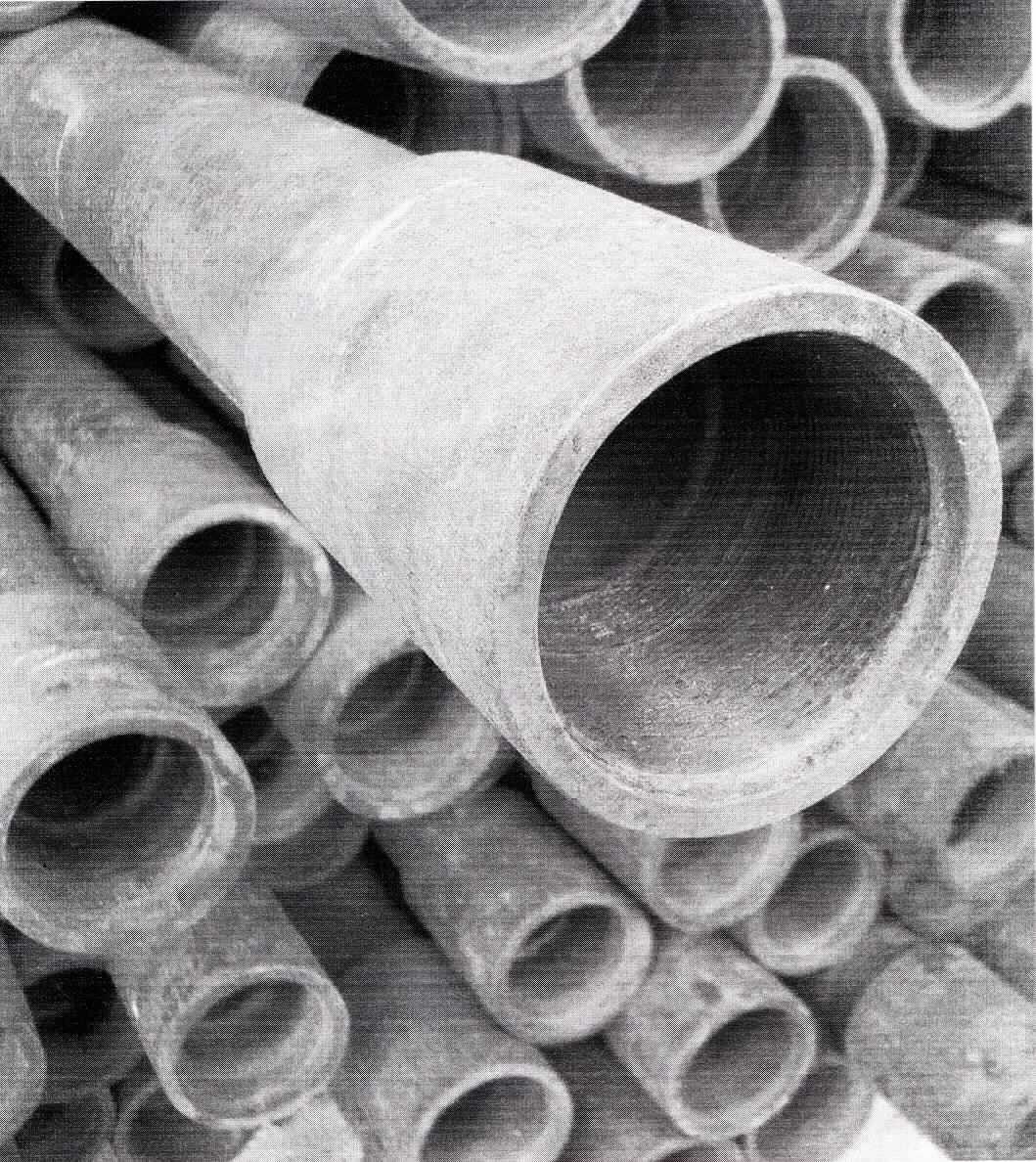 Stahlrohre

Bei den Waren handelt es sich um gebrauchte Rohre aus nichtlegiertem Stahl mit Durchmessern von 48 - 168 mm und Wandstärken von 5 - 12 mm. Die Rohre sind nahtlos gefertigt. Sie weisen am Ende eine Muffe mit Innengewinde auf und werden u. a. als Bohrrohre (casing pipe) verwendet. Sie entsprechen den Normen GOST 622-80 bzw. API 5 CT und gehören zur Gruppe J55.

Die Waren sind als Rohre aus Stahl, anderes Bohrgestänge (drill pipes), die einen kreisförmigen Querschnitt, einen Außendurchmesser von höchstens 406,4 mm und ein Kohlenstoffäquivalent (CEV) gemäß den Berechnungen und der chemischen Analyse des International Institute of Welding (IIW) von maximal 0,86 haben, in den TARIC - Code 7304 2300 20 einzureihen.