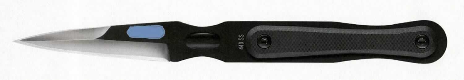 Nach den Angaben der Antragstellerin handelt es sich um eine den Dolchen ähnliche Blankwaffe mit einer Gesamtlänge von etwa 15,0 cm. Sie besteht aus einem Stück aus schwarz beschichtetem Stahl (Werkstoff 440A lt. Antragstellerin), an dem im Griffbereich Griffschalen aus glasfaserverstärktem Kunststoff (Werkstoff G10 lt. Antragstellerin) angeschraubt sind. Der Klingenbereich mit einer Länge von insgesamt 8,0 cm weist an einer Stelle über eine Länge von etwa 1,6 cm eine Taillierung auf. Die symetrische Klinge mit der Form einer Spear-Point Klinge läuft spitz zu und ist an beiden Seiten, ausgehend von der Spitze geschliffen (auf der einen Seite über ein Länge von etwa 5,4 cm, auf der anderen Seite über eine Länge von etwa 3,4 cm). Das Erzeugnis wird mit einer passenden Scheide aus Nylon eingeführt. 

Abbildung siehe Anlage.

Derartige Erzeugnisse gehören als "andere blanke Waffen und Scheiden für diese Waffen" zum TARIC-Code 9307 00 00 00.
