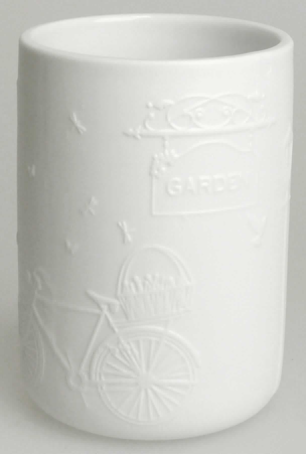 Keramischer Toilettengegenstand, Foto siehe Anlage,
- weißer, innen glasierter Becher; auf der Außenseite unglasiert und mit hervorgehobenen Motiven
  (Fahrrad usw.) verziert,
- in den Abmessungen: ca. 7 cm (Durchmesser) x 10,5 cm (Höhe),
- keramisches Erzeugnis; nach der Formgebung gebrannt; tonmineralhaltiges Material enthaltend, 
- - nach dem Ergebnis der wissenschaftlichen Untersuchung aus Porzellan bestehend,
- zur Verwendung als Zahnputzbecher im Badezimmer bestimmt. 

"Keramischer Toilettengegenstand, aus Porzellan"