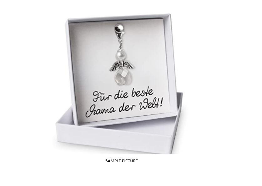 Sog. Anhänger Schutzengel.
Es handelt sich um einen Schmuckanhänger, bestehend aus einem Karabinerhaken,
an dem von oben nach unten eine Perle aus Kunststoff, ein Doppelflügel aus
unedlem Metall und ein herzförmiger Glasstein hängen.
Die Ware besteht aus unedlem Metall (Eisen und Zinklegierung), Glas und
Kunststoff PP (Polypropylen) und ist in einer Pappschachtel mit transparentem
Kunststoffdeckel für den Einzelverkauf aufgemacht.
Abmessungen: 3,5 cm x 1,5 cm.
- Antragstellerangaben -
- Abbildung siehe Anlage.

Die Ware ist auf Grund ihrer objektiven Beschaffenheitsmerkmale (Material, Größe,
Ausgestaltung) dazu geeignet, als kleiner Anhänger getragen zu werden. Damit ist
sie ein kleiner Gegenstand, der als Schmuck verwendet werden kann.

Derartige Erzeugnisse gehören als "anderer (als in den Codenummern 7117 1100 00
0 bis 7117 1900 10 0 genannter) Fantasieschmuck aus unedlen Metallen, in
Verbindung mit Glas, nicht handgearbeitet" zur Codenummer 7117 1900 90 0 des
Zolltarifs.