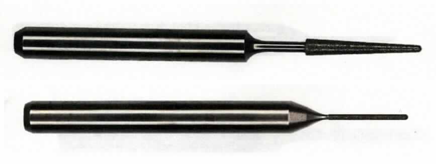 Angaben:
Schleifstift mit Kugelkopf aus Hartmetallstäbchen, auf das eine Körnung aus Diamant galvanisch aufgebracht wurde. Verwendungszweck: für Lithium-Disilikat-Glaskeramik. 

Warenbeschaffenheit:
Schleifstift (ungezahnt) mit konischem und zylindrischem Kugelkopf.

Befund:
Mühlsteine, Schleifsteine und dergleichen, aus agglomerierten synthetischen oder natürlichen Diamanten