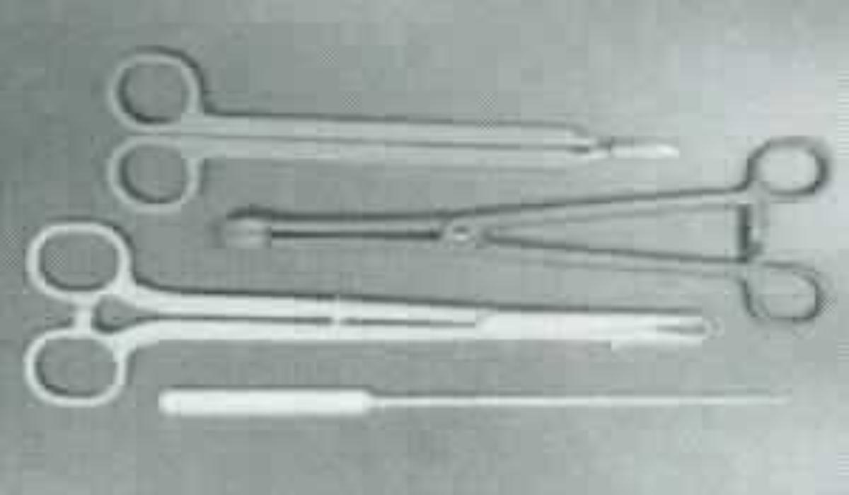 Set von verschiedenen medizinischen Instrumenten, im Wesentlichen bestehend aus 
1. einer sog. Uterussonde, in Form einer 24,5 cm langen, geraden, stabähnlichen Vorrichtung aus Kunststoff mit Griffstück und konischem, ca. 9 cm langen, biegsamen Anteil mit graduierter cm-Skala und kugelförmiger, abgerundeter Sondenspitze, zur Untersuchung der Uteruslänge- und Ausdehnung,
2. einer 24 cm langen Tupferzange aus Kunststoff, bestehend aus zwei um eine Metallniete x-förmig beweglich gelagerten scherenartigen Armen, am unteren Ende oval ringförmig ausgeformt und mit rutschhemmender Fläche durch Riffelung ausgestattet, im Bereich der Fingeröffnungen mit ineinandergreifenden Rastnasen versehen, zum Halten von Tupfern oder Kompressen konzipiert z. B. zur Desinfektion des Gebärmutterhalses,
3. einer 27 cm langen Uterus-Fasszange in Form einer Hakenzange, bestehend aus zwei um eine Kunststoffniete x-förmig beweglich gelagerten scherenartigen Armen, am unteren Ende hakenförmig ausgeformt, etwa mittig an einem Scherenarm mit einem dornähnlichen Fortsatz, der beim Schließen in die Öffnung auf der anderen Scherenarmseite greift, im Bereich der Fingeröffnungen mit ineinandergreifenden Rastnasen versehen, kommt bei bestimmten gynäkologischen Eingriffen zum Einsatz,
4. einer ca. 22 cm langen Fadenschere, bestehend aus zwei Scherenarmen aus Kunststoff, die beweglich miteinander verbunden sind, am unteren Ende mit zwei spezifisch geformten Scherblättern aus unedlem Metall, auf den Scherenarmen mit der Prägung "GYNEAS", zum Schneiden des Fadens nach dem Einsetzen eines IUP.
Äußere Form. siehe Abbildung in der Anlage.
Die zum Einmalgebrauch vorgesehenen und in einer Klarsichtverpackung steril verschweißten Instrumente sind durch die Art der Aufmachung als Garnitur von Instrumenten für einen bestimmten Eingriff zur Verwendung in der Gynäkologie eindeutig erkennbar.

Die Waren werden als "medizinische Instrumente, nicht von den Unterpositionen (KN) 9018 1100  bis 9018 9075 erfasst" eingereiht.