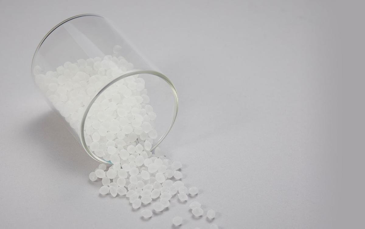 Angaben des Antragstellers:
Hydriertes Styrol-Butadien-Copolymer (SEBS-Copolymer) in Form eines weißen bzw. hellgelben Granulats

Es wurde kein Warenmuster vorgelegt.

Befund:
Es liegt ein Copolymer in Primärform mit einem überwiegenden Anteil an Styrol im Sinne der Unterposition (KN) 3903 9090 vor.