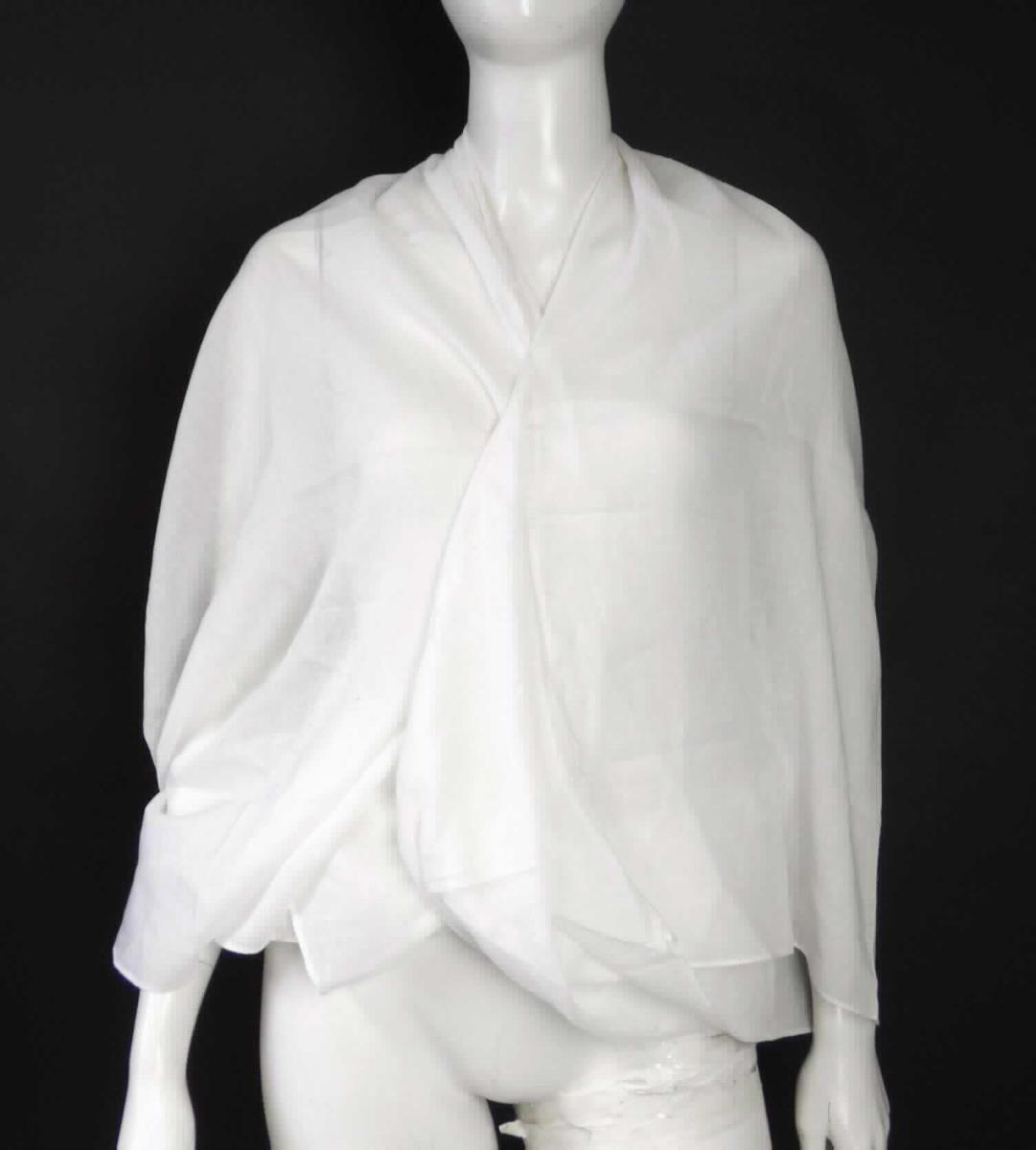 Bolero, sog. Bolero Jacke für Frauen, in Erwachsenengröße, Fotos siehe Anlage,
- flachliegend annähernd trapezförmig, in den max. Abmessungen von ca. 140 cm x 75,5 cm,
- aus einem einfarbigen, ca. 0,2 mm dicken Gewebe aus laut Antrag 100 % Baumwolle, das an einer Längsseite 
  und an den beiden gegenüberliegenden Ecken nach innen umgeschlagen und jeweils so zusammengenäht ist, 
  dass lange, sehr weite Ärmel ausgebildet werden,
- in getragenem Zustand hinten über den Schritt reichend (Rückenlänge: ca. 84 cm),
- vorn offen,
- ohne Hinweise auf den Trägerkreis (unisex),
- an allen Rändern durch Umschlagen und Festnähen gesäumt,
- keine Arbeits- und Berufskleidung,
- bedeckt im getragenen Zustand lediglich Rücken, Arme und Schultern und stellt sich daher nicht als ein den 
  Oberkörper bedeckendes Kleidungsstück dar, u. a. somit keine Bluse, Hemdbluse oder Jacke.

"Andere Kleidung (Bolero), aus Geweben, für Frauen, aus Baumwolle, keine Arbeits- und Berufskleidung"