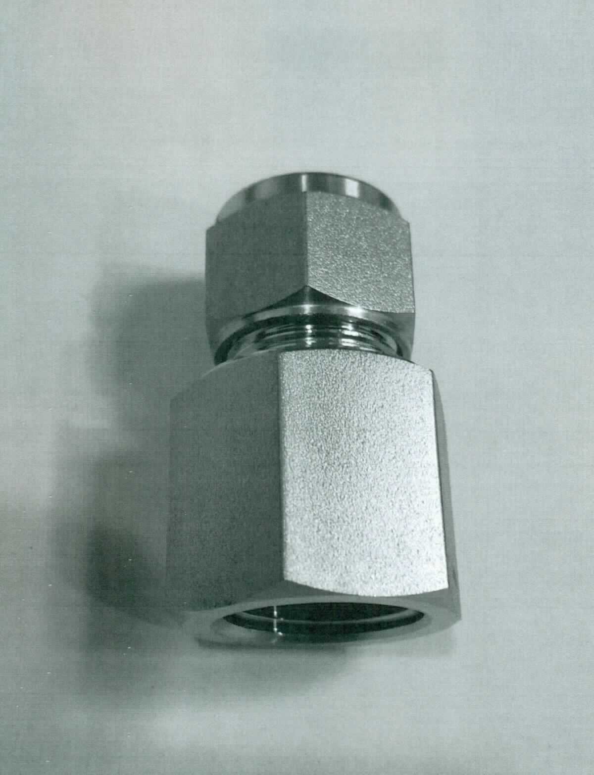 Rohrverbindungsstück

Bei der Ware handelt es sich um ein konzentrisches Hohlerzeugnis mit einem Außendurchmesser von 12 mm in Form einer Muffe mit einem 1/2"-NPT-Innengewinde (NS8) mit Außensechskant an einem Ende und einem Außengewinde am anderen Ende. Das Außengewinde ist mit einer Mutter und 2 Klemmringen versehen. Bei dem Material handelt es sich nach den Angaben um einen nicht rostenden Stahl. Das Erzeugnis dient zum Verbinden von Rohren.

Die Ware ist nach ihrer Beschaffenheit als "andere Muffe, mit Gewinde, aus nicht rostendem Stahl" in den TARIC-Code 7307 2210 90 einzureihen.