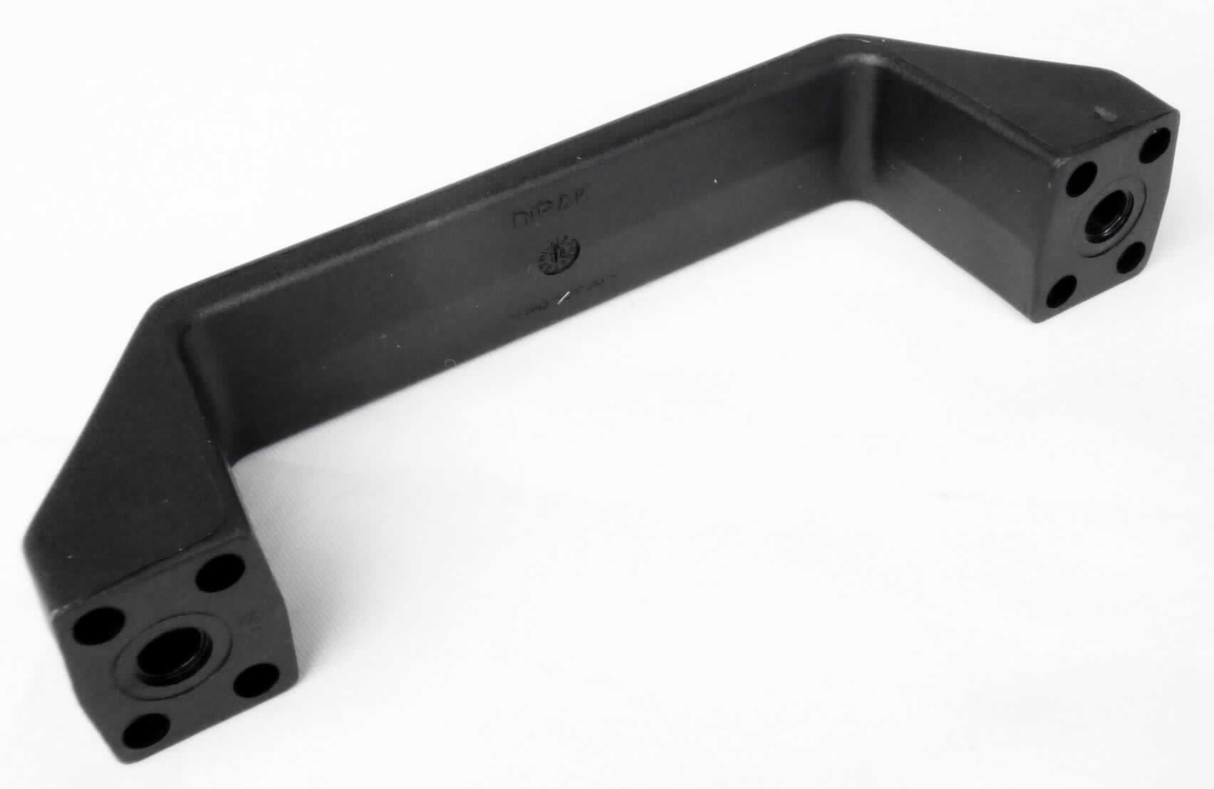 Es handelt sich um einen Griff aus einem formgepressten Kunststoff im Sinne der Anmerkung 1 zu Kapitel 39. Die in unterschiedlichen Größen gefertigte Ware (z. B. 142 x 26 x 40 mm) ist an den Schmalseiten mit jeweils einer Montagebohrung für Schrauben mit Sechskantkopf versehen. 

Derartige Erzeugnisse werden zolltariflich als "andere Ware aus Kunststoffen, Beschläge für Karosserien, Möbel und dergleichen, nicht von den TARIC-Codes 3926 3000 10 bis 3926 3000 30 erfasst" eingereiht.