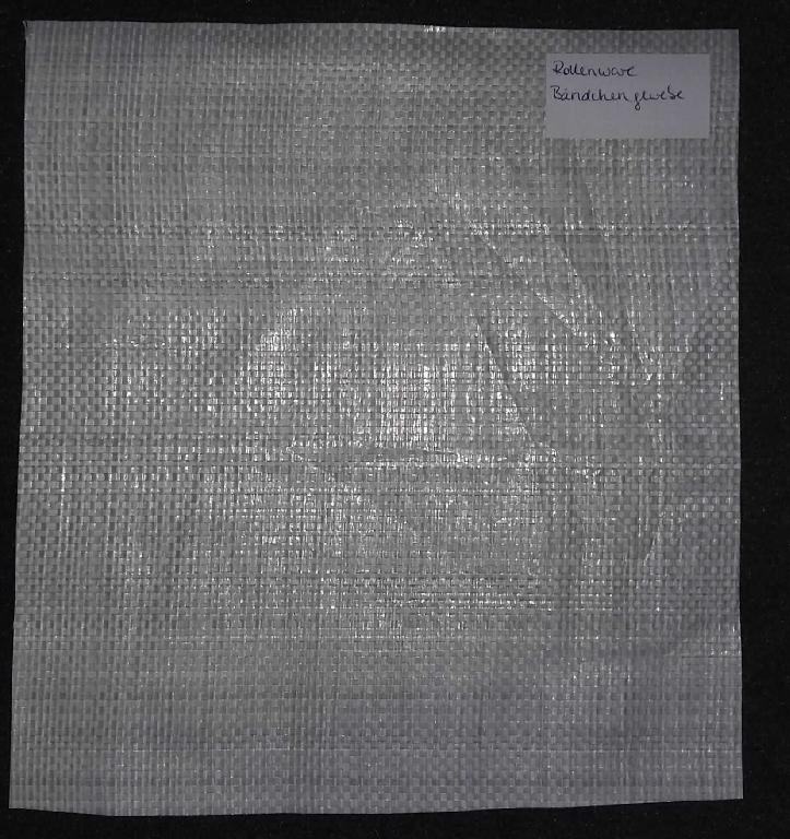 Gewebe, sog. Rollenware Bändchengewebe, Fotos siehe Anlage,
- als Meterware; laut Antrag mit einer Breite von 2 m und einer Länge von 100 m,
- laut Untersuchungsergebnis:
-- aus Streifen aus synthetischer Spinnmasse (laut Antrag: Polyethylen) mit einer augenscheinlichen Breite 
   von weniger als 5 mm,
-- beidseitig mit einer klarsichtigen Kunststofffolie (laut Antrag: Polyethylen; keine Zellstruktur erkennbar) 
   überzogen; jedoch ist beidseitig das Überziehen mit Kunststoff mit bloßem Auge nicht wahrnehmbar.

"Gewebe aus Erzeugnissen der Position 5404, aus Streifen aus Polyethylen, mit einer Breite von weniger als 3 m"