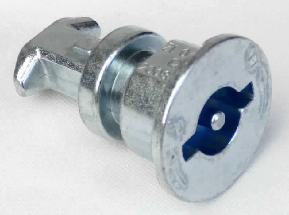 Es handelt sich um vollständig aus unedlem Metall gefertigte Erzeugnisse (sog. Betätigungen) mit einem annähernd zylindrischen Grundkörper, der an einem Ende einen umlaufenden Kragen und eine vertiefte Schlüsselaufnahme mit Dorn aufweist. Zum anderen Ende hin sind die Waren mit einer nahezu umlaufenden Aussparung versehen, im weiteren Verlauf abgestuft und am äußeren Ende T-förmig ausgearbeitet. 
Die Erzeugnisse werden mit weiteren Bauteilen (nicht Gegenstand dieser vZTA; u. a. Gehäuse) zu Schlössern zum Schließen mit Schlüssel zusammengesetzt.
Länge: ca. 36,5 mm.
- Antragstellerangaben - 

Abbildung siehe Anlage.

Derartige Erzeugnisse gehören als "andere Teile aus unedlen Metallen von Schlössern (zum Schließen mit Schlüssel), aus unedlen Metallen" zum TARIC-Code 8301 6000 90.