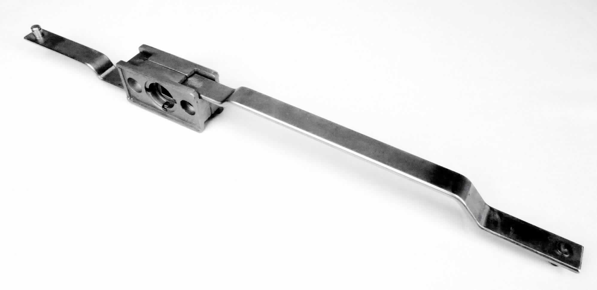 Es handelt sich um vollständig aus unedlen Metallen gefertigte Erzeugnisse, bestehend aus einem annähernd quaderförmigen Gehäuse mit integrierter Drehmechanik und aus zwei flachen, gestuften Stangen, die jeweils mit einem Ende im Bereich der Längsseiten des Gehäuses angebracht sind und sich bei Betätigung der Drehmechanik in Längsrichtung aus dem Gehäuse heraus bewegen. Die Stangen sind an den äußeren Enden mit zylindrischen Anschlussstücken versehen. An dem Gehäuse befinden sich zwei Befestigungslochungen und eine Vierkantaufnahme.
Die Erzeugnisse werden mit weiteren Bauteilen zu Verschlüssen mit Schloss zusammengesetzt und dienen als Verschlusselemente. 
Länge (des Gehäuses): ca. 54 mm.
- Antragstellerangaben - 

Abbildung siehe Anlage.

Derartige Erzeugnisse gehören als "andere Teile aus unedlen Metallen von Verschlüssen, mit Schloss, aus unedlen Metallen" zum TARIC-Code 8301 6000 90.