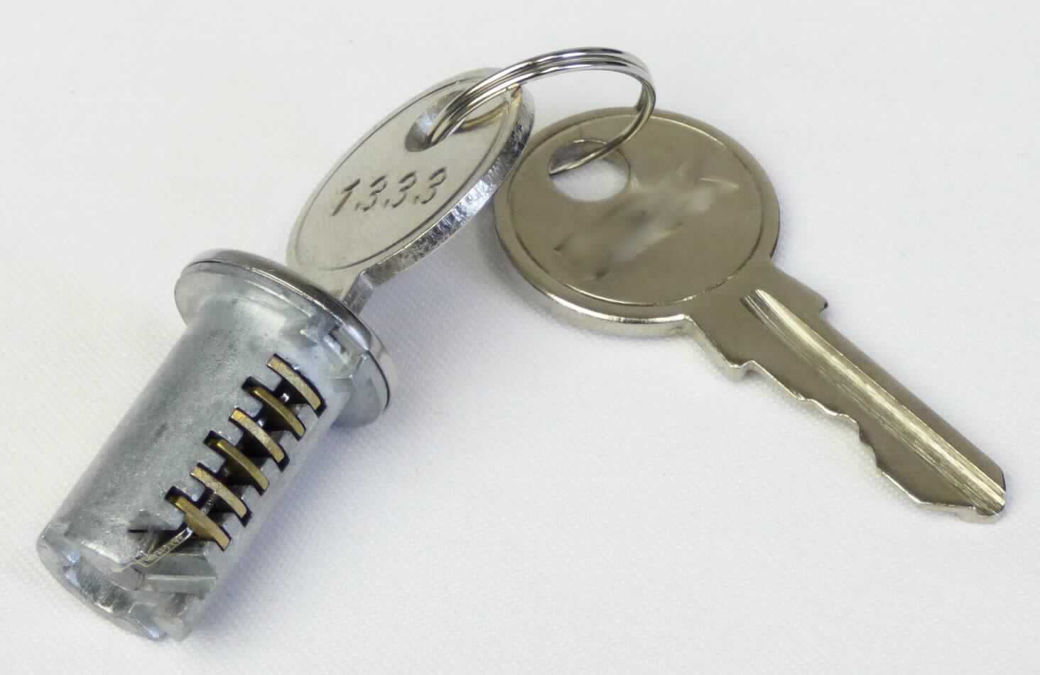 Es handelt sich um vollständig aus unedlen Metallen gefertigte Schließzylinder mit einem zylindrischen Grundkörper, der mit zahlreichen, spezifischen Aussparungen versehen ist und an einem Ende einen umlaufenden Kragen und eine kreisrunde Blende aufweist. In sechs längliche Aussparungen des Grundkörpers sind geschlitzte Plättchen eingesetzt, die aus dem Gehäuse herausragen und durch den Schlüsselbart so bewegt werden, dass sie bündig mit dem Gehäuse abschließen. Die Schließzylinder sind mit zwei dazugehörenden, über einen Ring verbundenen Schlüsseln aus unedlem Metall versehen, von denen einer in den Schließzylinder eingesteckt ist.
Länge (Schließzylinder): ca. 23 mm.
- Antragstellerangaben - 

Abbildung siehe Anlage.

Derartige Erzeugnisse gehören als "andere Teile aus unedlen Metallen von Schlössern (zum Schließen mit Schlüssel), aus unedlen Metallen" zum TARIC-Code 8301 6000 90.