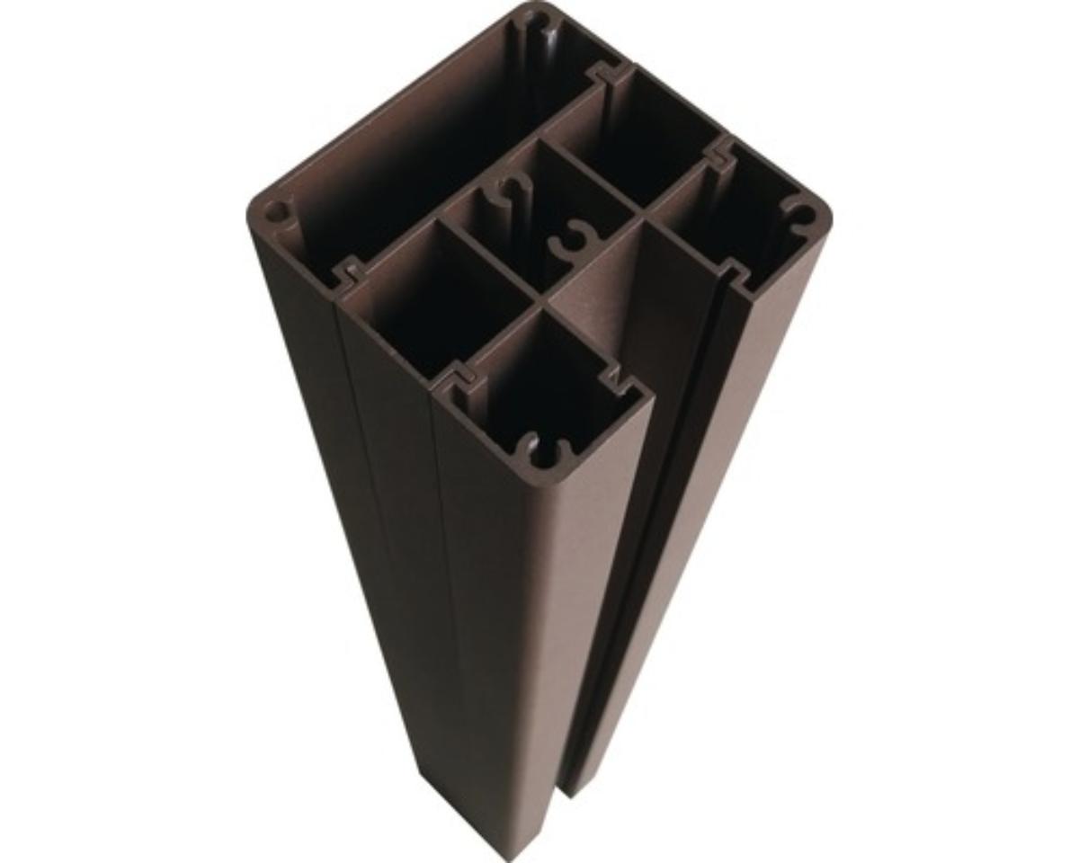 Bei den Erzeugnissen handelt es sich um zerlegte und aus verschiedenen Stoffen bestehende Zaunpfosten, im Wesentlichen aus einem Aluminiumhohlprofil mit gleichbleibendem quadratischem Querschnitt und abgerundeten Kanten, einer quadratischen Fuß-/Bodenplatte aus unedlem Metall (Abmessungen: ca. 150 mm x 150 mm x 7 mm) mit sechs zentralen Senkbohrlöchern (zur Verschraubung mit dem Pfosten) und vier an den Eckpunkten vorhandenen Bohrlöchern (zur Befestigung am Boden), zwei Aluminium-Einschubblenden, einer deckelähnlichen Kappe aus Aluminium mit zwei Bohrlöchern (zur Verbindung mit dem Pfosten) und verschiedenen Montage- und Befestigungsmaterialien - teilweise aus anderen unedlen Metallen - bestehend.
Die Alupfosten sind im Inneren, an Ober- und Unterseite, mit eingeschnittenen Gewinden und an drei Außenseiten mit durchgängigen Nuten versehen.
Abmessungen: ca. 910 mm x 70 mm x 70 mm (Höhe x Breite x Tiefe)
- Antragstellerangaben -

Sie sind zur Verwendung in Zaunkonstruktionen bestimmt, indem Bretter (nicht Gegenstand dieser vZTA) waagerecht und übereinander in die seitlichen Aussparungen als Sichtschutz eingeschoben werden. Sie sind so gestaltet, dass sie in einer Zaunkonstruktion als End-, Zwischen-, Eckpfosten oder als T-Element verwendet werden können. Und werden dauerhaft und ortgebunden installiert.

Auf Grund von den vorhandenen Gewinden und der passgenauen Fußplatte stellen sich die Waren als Teile einer Konstruktion dar.

Aluminium herrscht gegenüber jedem anderen unedlen Metall gewichtsmäßig vor.

Abbildung siehe Anlage.

Derartige Erzeugnisse sind als "andere (als in den TARIC-Codes 7610 9010 00 bis 7610 9090 92 genannte) Konstruktionsteile aus Aluminium, ausgenommen vorgefertigte Gebäude der Pos. 9406" in die Codenummer 7610 9090 95 0 einzureihen.