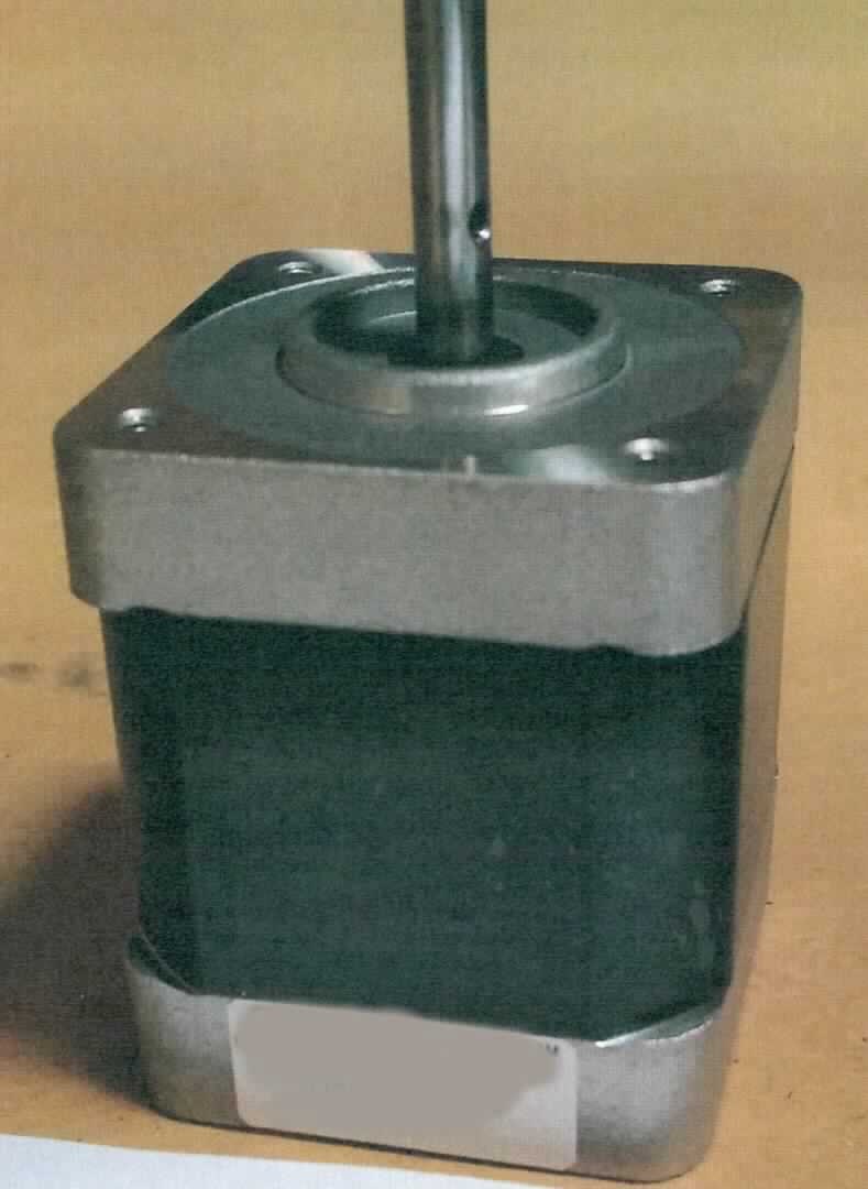 Elektromotor, sog. Stepmotor,
- in Form eines Synchronmotors (Schrittmotor) in einem quaderförmigen Motorgehäuse, 
- Abmessungen 42 x 42 x 50 mm, 
- mit einer Leistung von ca. 3,3 W bei 2,76 VDC.

Das Erzeugnis ist als "Elektromotor mit einer Leistung von 37,5 W oder weniger, Synchronmotor mit einer Leistung von 18 W oder weniger, nicht für bestimmte Luftfahrzeuge, keine Ware der Unterposition 8501 1010 20, - Stepmotor" einzureihen.