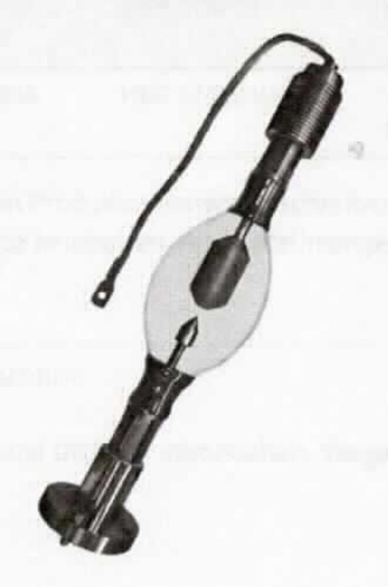 UV-Kurzbogenlampe HBO 12500 W/N, 
- aus einem mit Metallhalogeniden gefüllten Glaskolben mit zwei Elektroden, beidseitig mit
  Metallsockeln (Anode und Kathode) verschlossen, davon ein Sockel mit Kabelanschluss 
  versehen, für eine Leistung von 12500 Watt und eine Spannung von 116 Volt, 
  in den Abmessungen: Länge 500 mm, Durchmesser: 120 mm,
- verpackt in einem Versandkarton,
- zur Erzeugung von sichtbarem Licht und UV-Licht mittels eines Lichtbogens zwischen 
  zwei Elektroden.
(Abbildung s. Anlage)

"Bogenlampe"