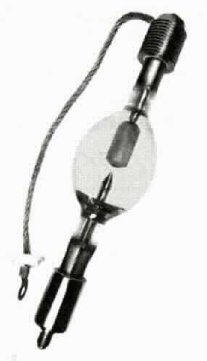 UV-Kurzbogenlampe HBO 12000 W/CHL, 
- aus einem mit Metallhalogeniden gefüllten Glaskolben mit zwei Elektroden, beidseitig mit
  Metallsockeln (Anode und Kathode) verschlossen, davon ein Sockel mit Kabelanschluss 
  versehen, für eine Leistung von 12000 Watt und eine Spannung von 112 Volt, 
  in den Abmessungen: Länge 500 mm, Durchmesser: 124 mm,
- verpackt in einem Versandkarton,
- zur Erzeugung von sichtbarem Licht und UV-Licht mittels eines Lichtbogens zwischen 
  zwei Elektroden.
(Abbildung s. Anlage)

"Bogenlampe"