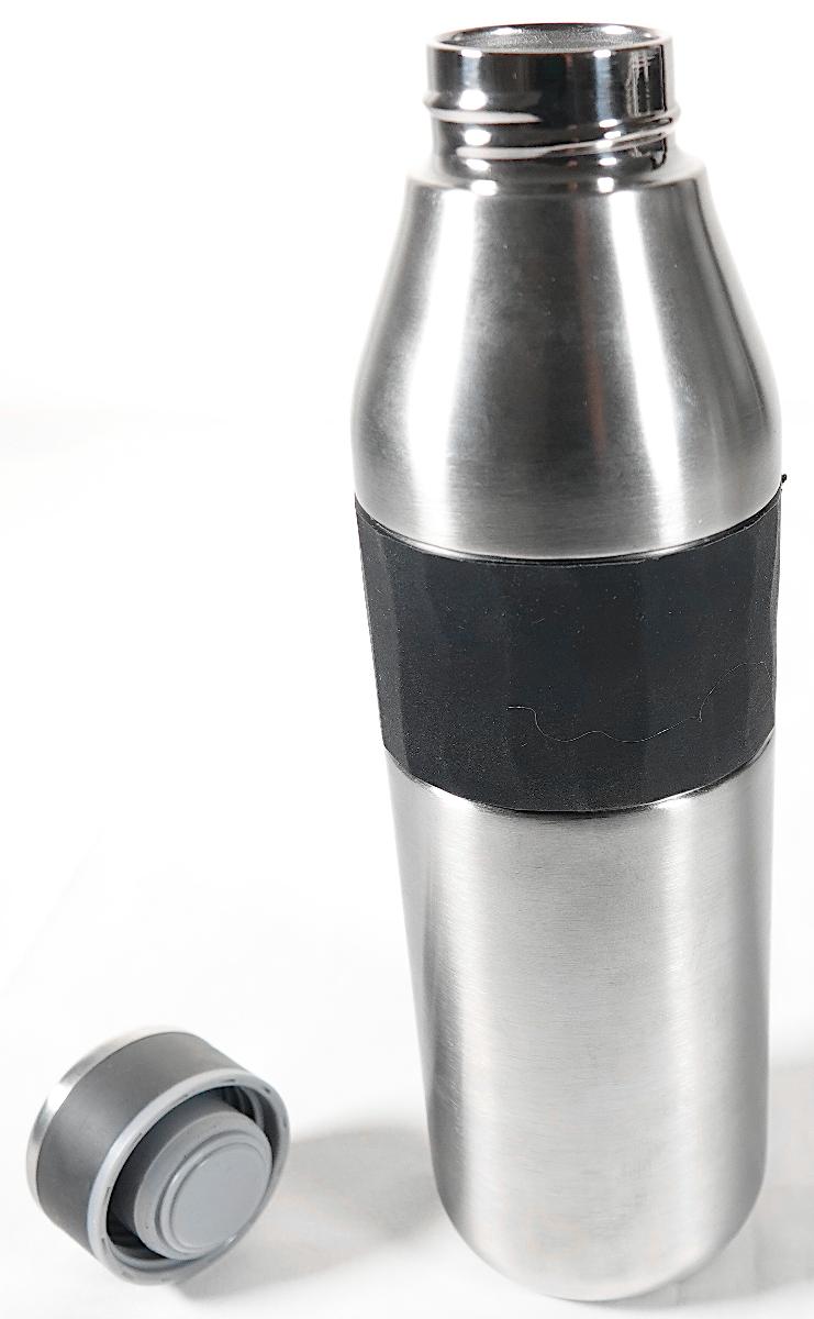 Bei der Ware handelt es sich um eine doppelwandige, ca. 24,8 cm hohe Isolierflasche aus Edelstahl (Artikelnummern: 7683994, 8930798, 8931799, 9014100) mit isolierendem Vakuum zwischen den Metallwänden und einem Durchmesser von etwa 7,1 cm. Die Vakuum-Isolierflasche, mit einem Fassungsvermögen von ca. 500 ml, verfügt über einen Silikonring, der um den Edelstahlkorpus gelegt ist und einen Schraubverschluss aus Kunststoff, der mit einer Ummantelung aus unedlem Metall versehen ist.
Das Erzeugnis ist in den Farben Schwarz, Blau und Rot verfügbar.

Die Ware dient zum Bereithalten, Kühlen sowie warmhalten von Getränken und ist als "Vakuum-Isolierflache" einzureihen.